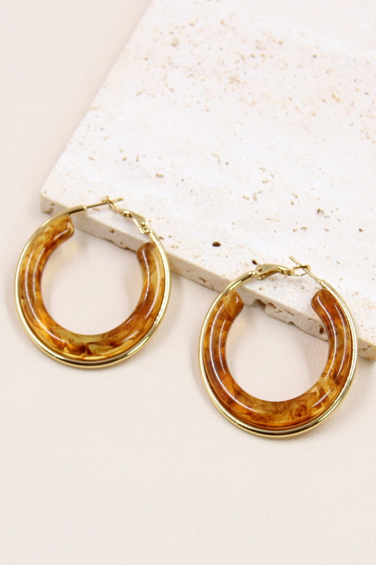 Grossiste Bellissima - Boucles d'Oreilles Créoles Léopard : Une Fusion de Style et de Durabilité