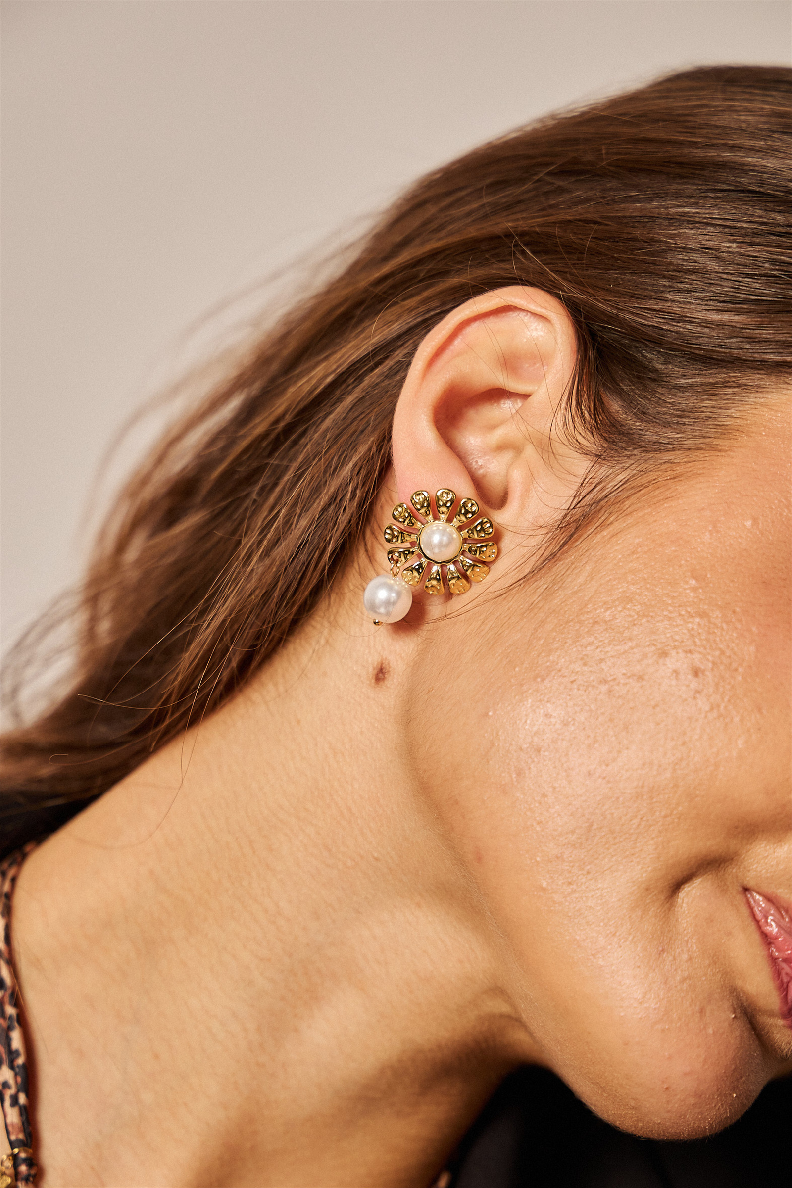 Grossiste Bellissima - Boucles d’Oreilles Fleur & Perle en Acier Inoxydable Doré – Élégance Lumineuse