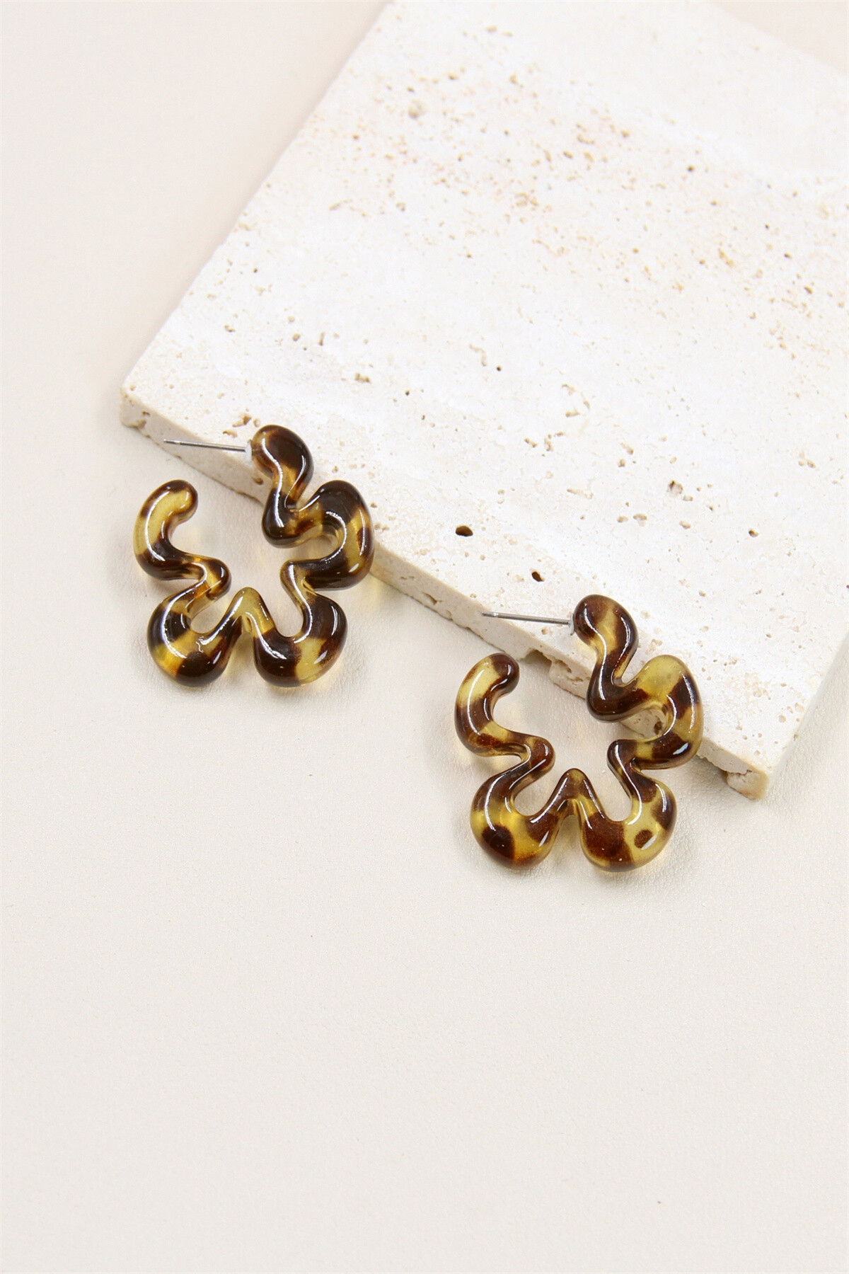 Grossiste Bellissima - Boucles d'Oreilles Léopard en Forme de Fleur en Résine et Acier Inoxydable