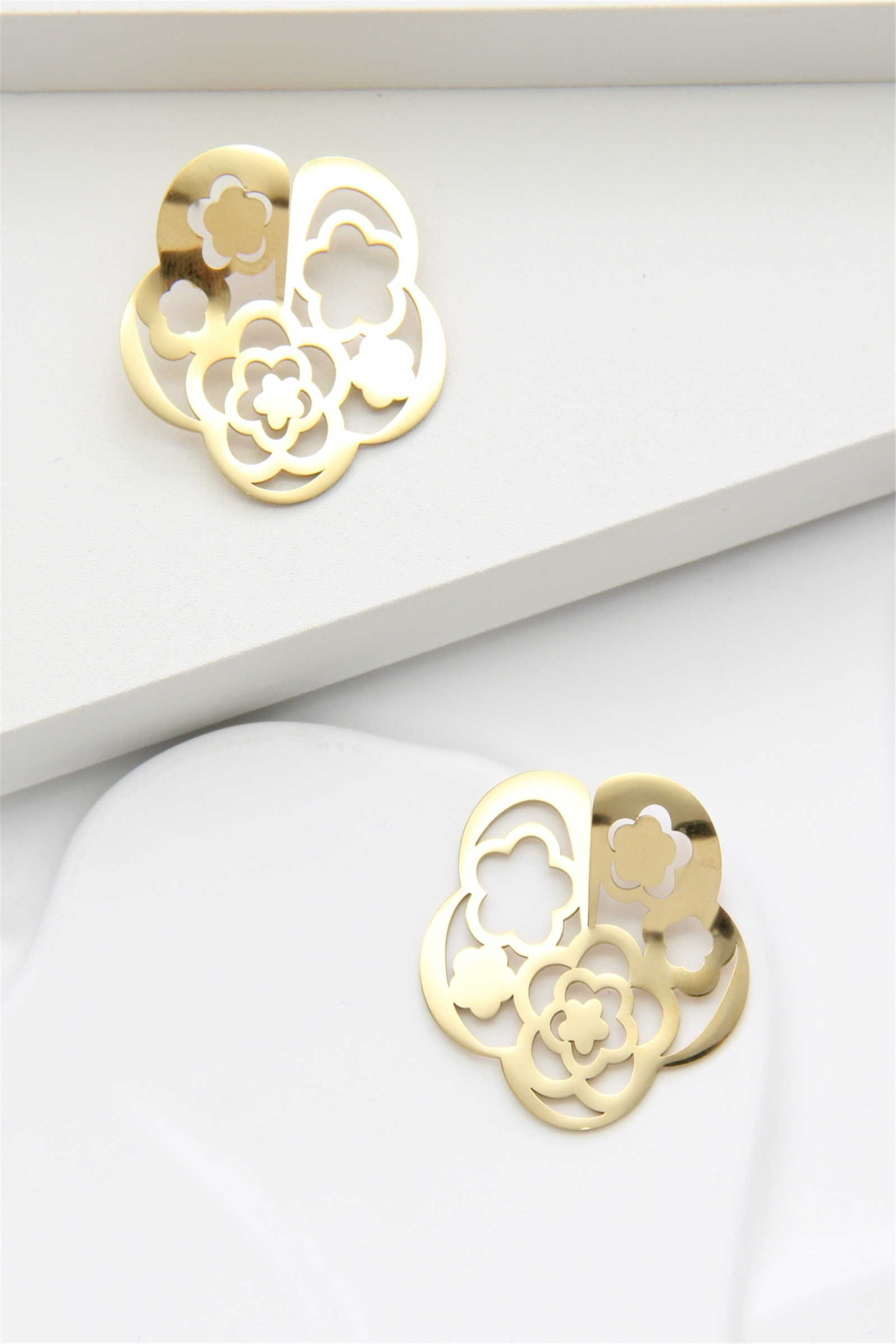 Grossiste Bellissima - Boucles d’Oreilles Fleurs ajourées en Acier Inoxydable Doré – Élégance Contemporaine