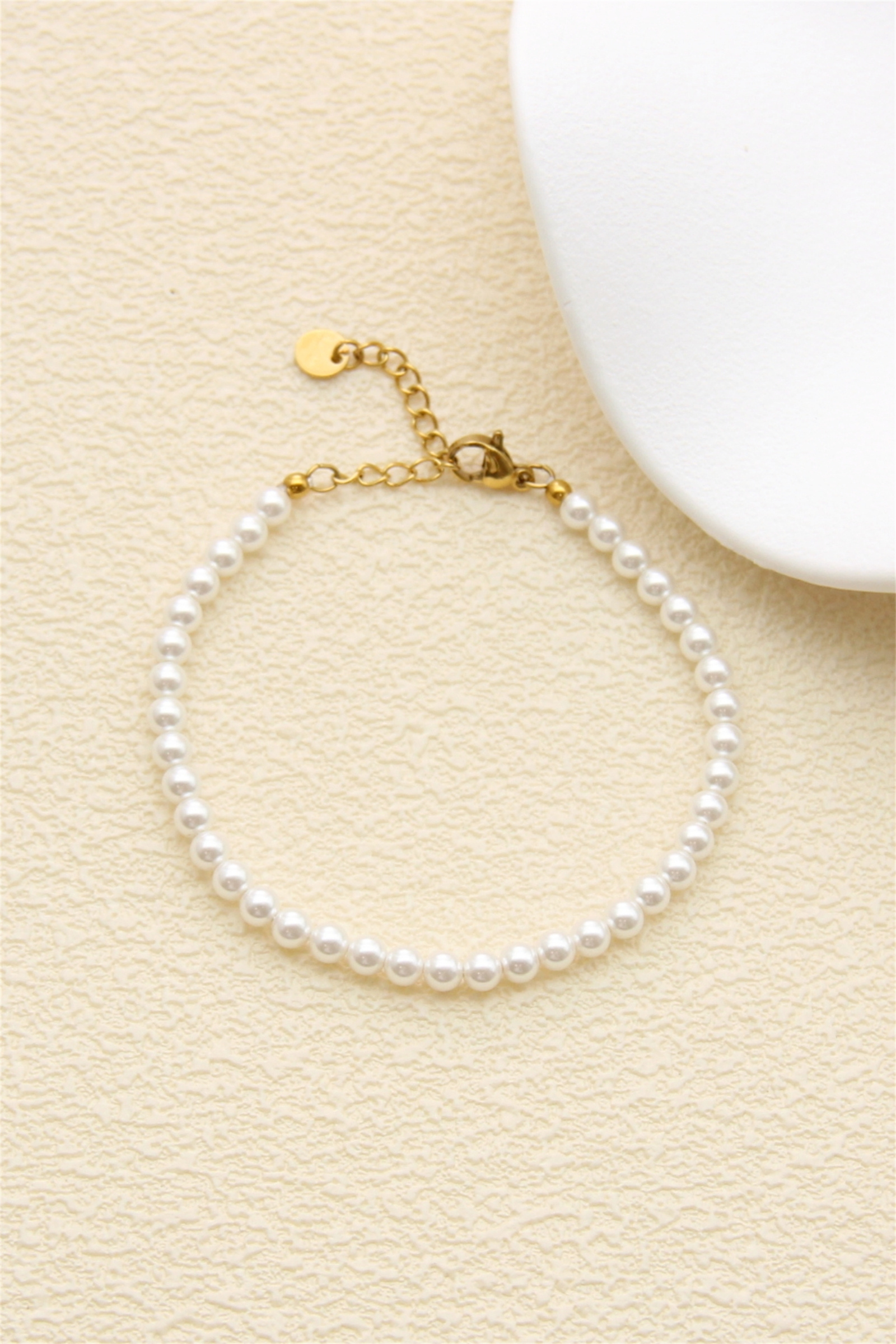 Grossiste Bellissima - Bracelet perles fines blanches – Chaînette dorée ajustable