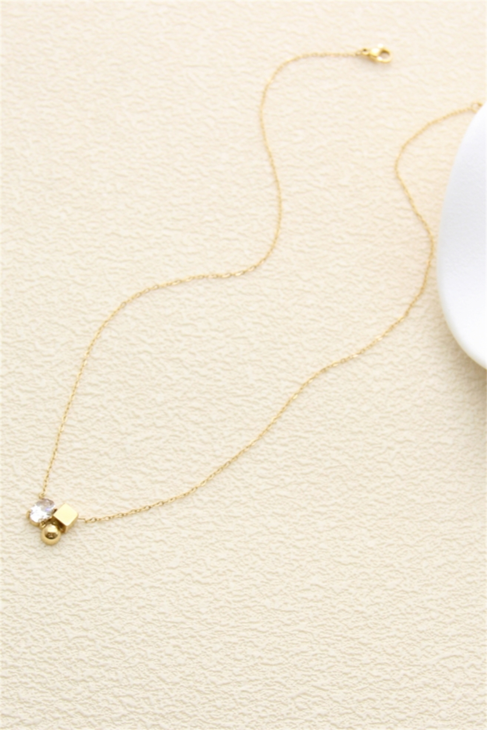 Grossiste Bellissima - Collier doré minimaliste – Charme discret & éclat moderne