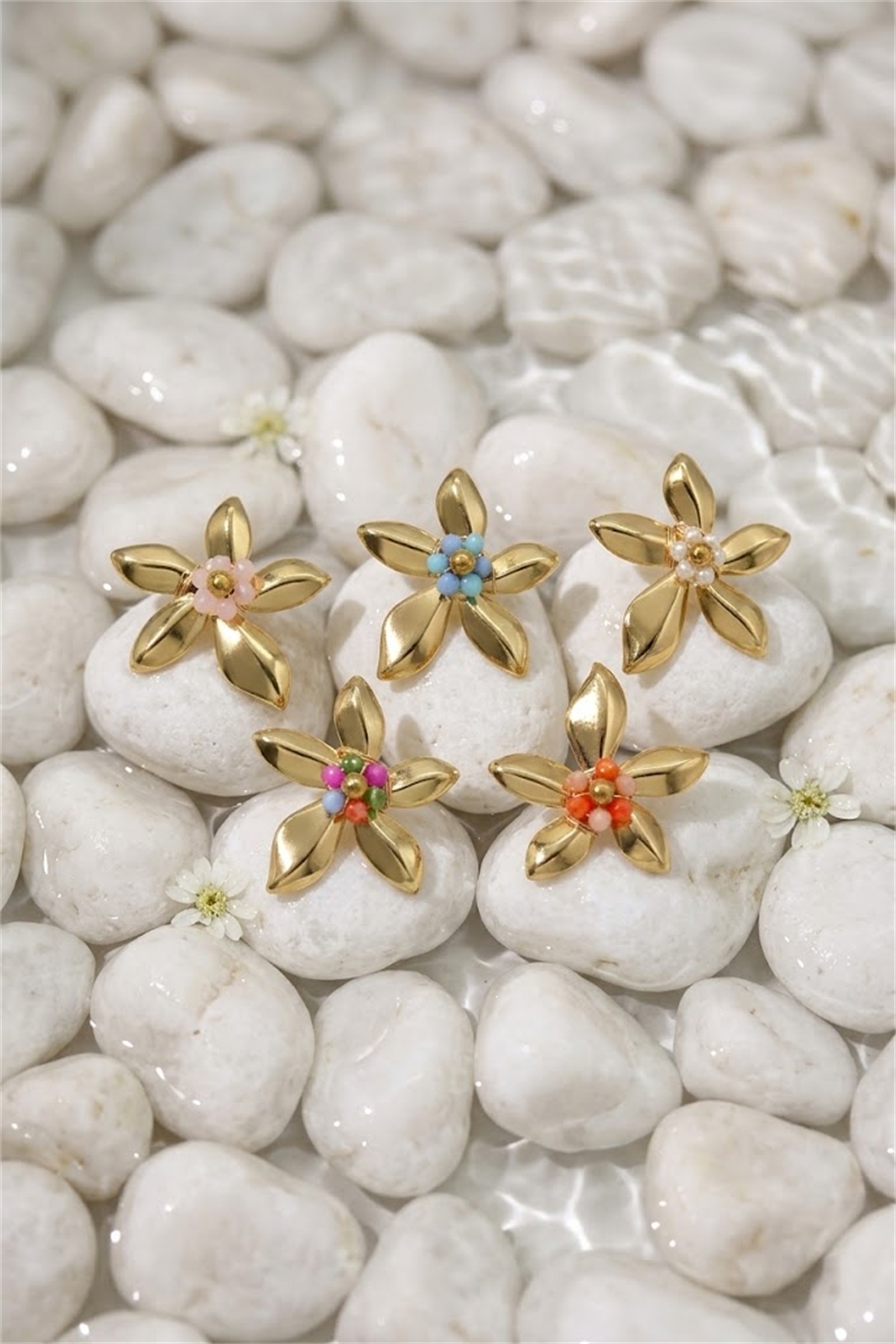 Mayorista Bellissima - Pendientes de Flor Dorada Colorida – Acero Inoxidable Chic