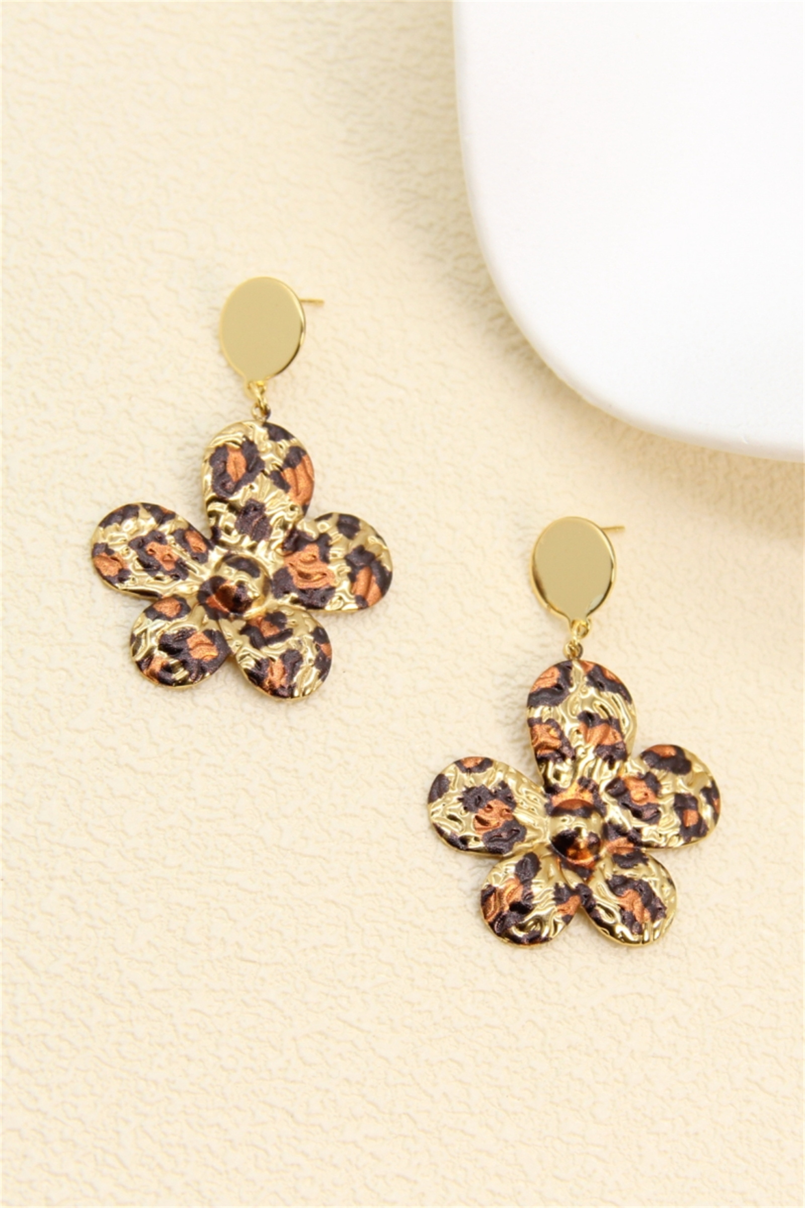Grossiste Bellissima - Boucles d’oreilles fleur léopard – Design audacieux & féminin