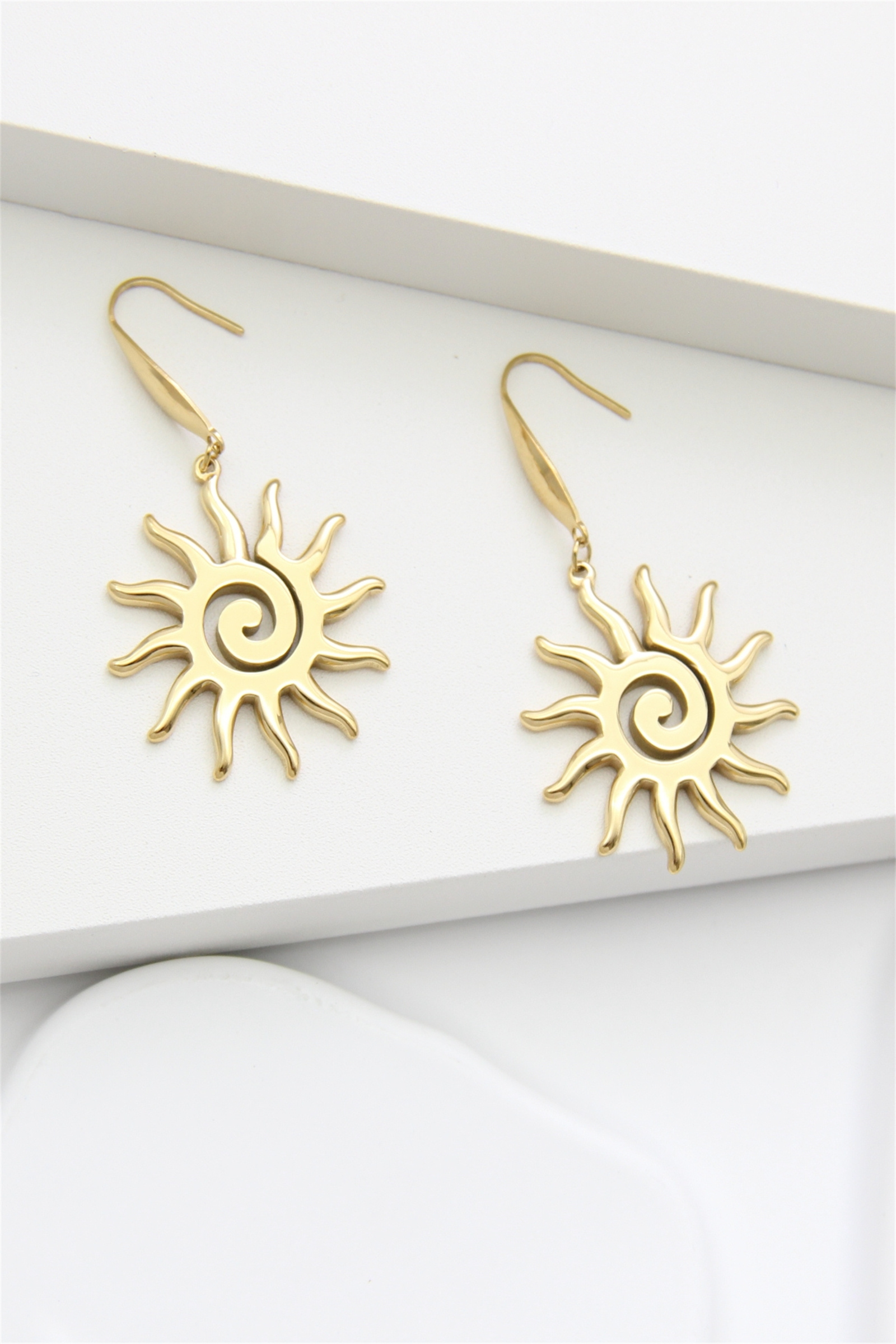 Grossiste Bellissima - Boucles d’Oreilles Soleil en Acier Inoxydable – Éclat et Énergie