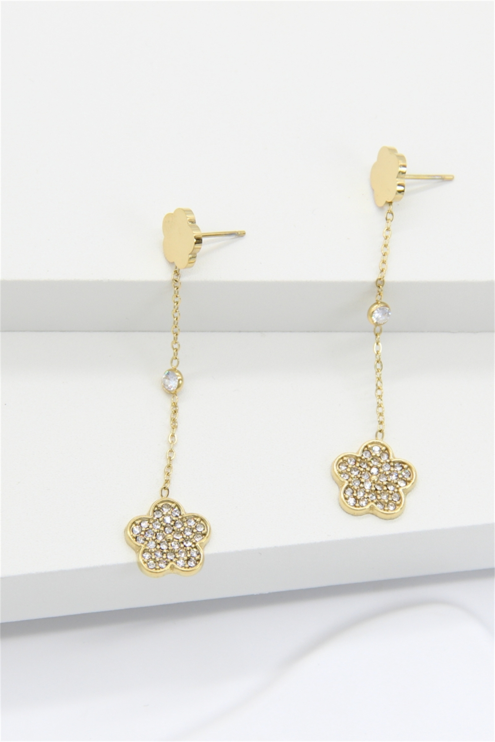 Grossiste Bellissima - Boucles d’Oreilles Pendantes Fleur Strass Doré – Acier Inoxydable Chic et F