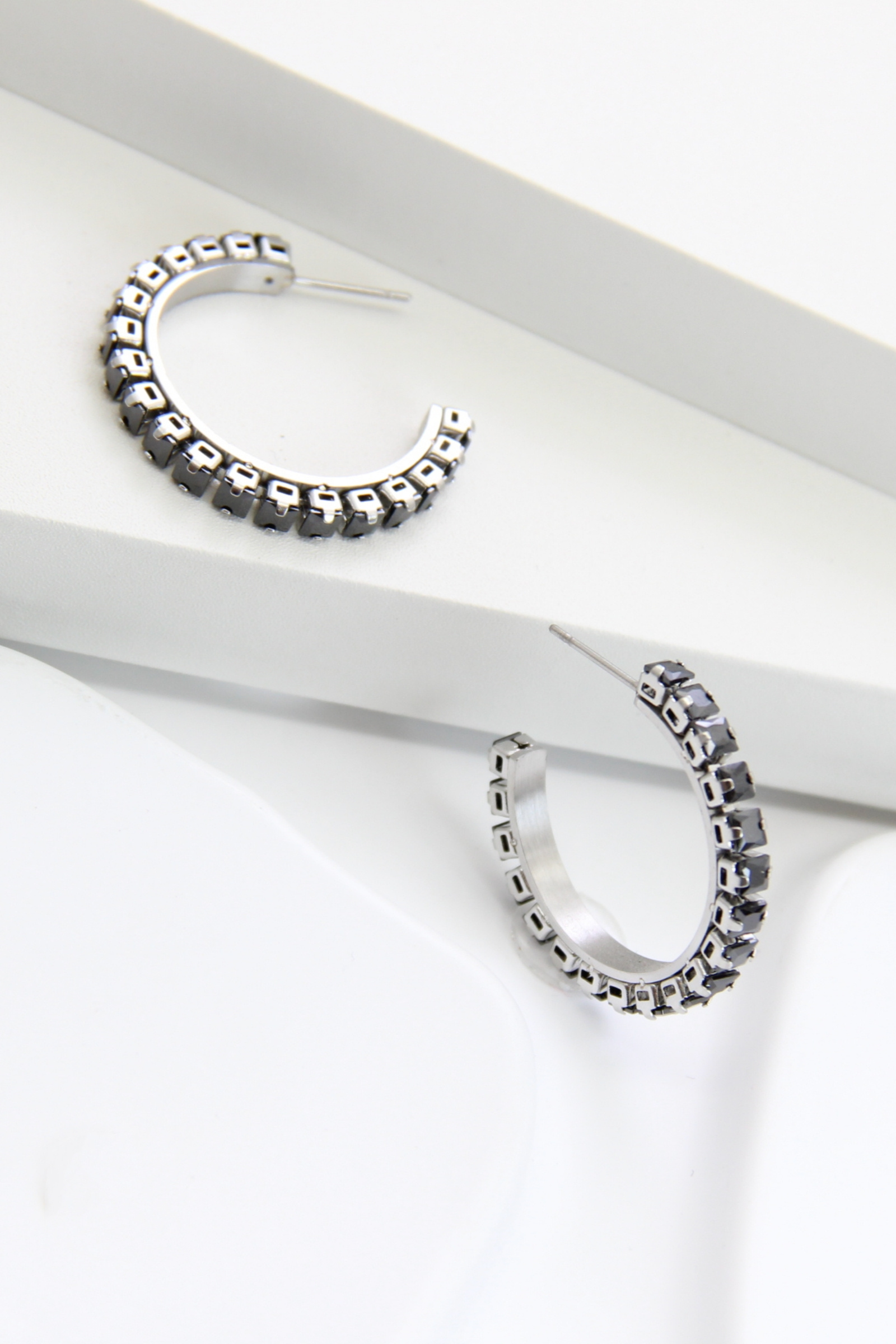 Grossiste Bellissima - Créoles acier inoxydable serties de strass