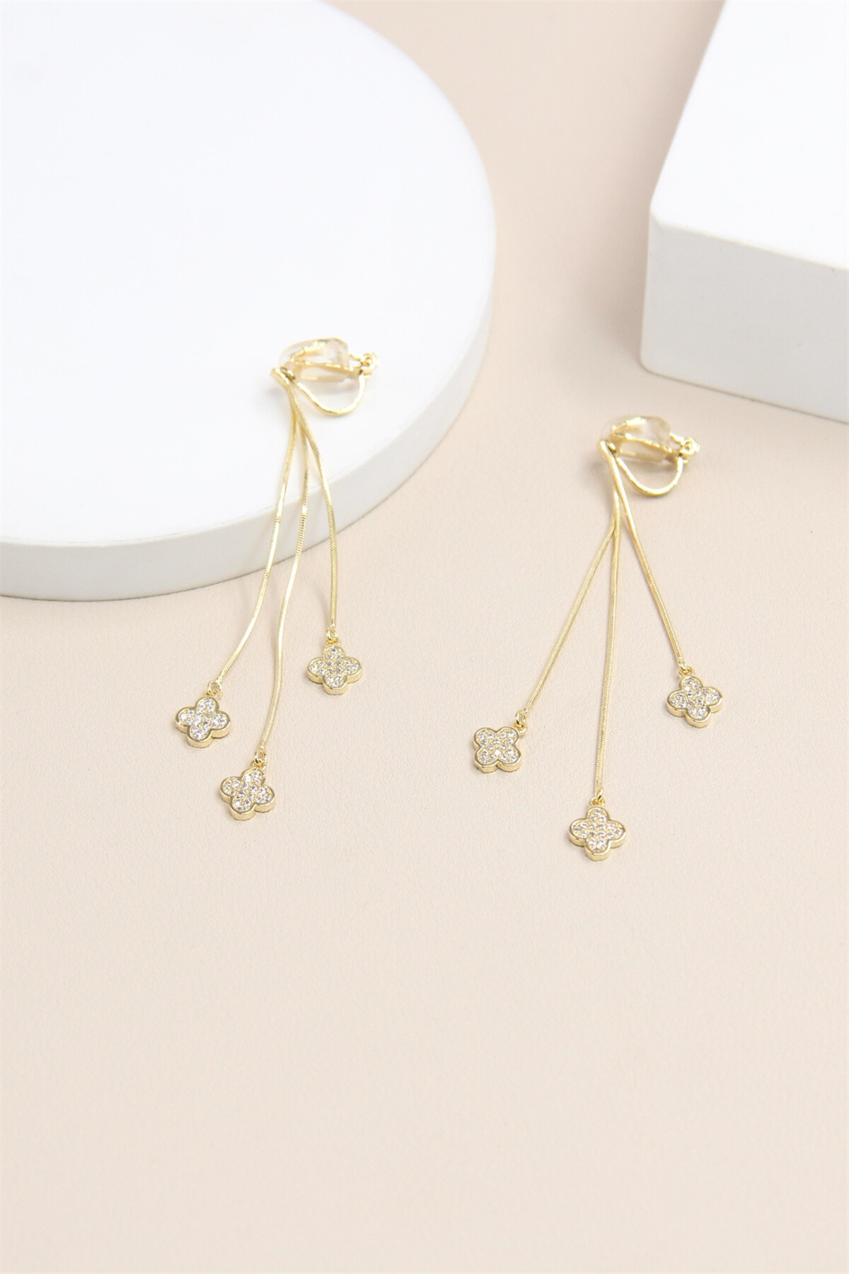 Wholesaler Bellissima - Rhinestone clover earrings - Elegance and modernity
