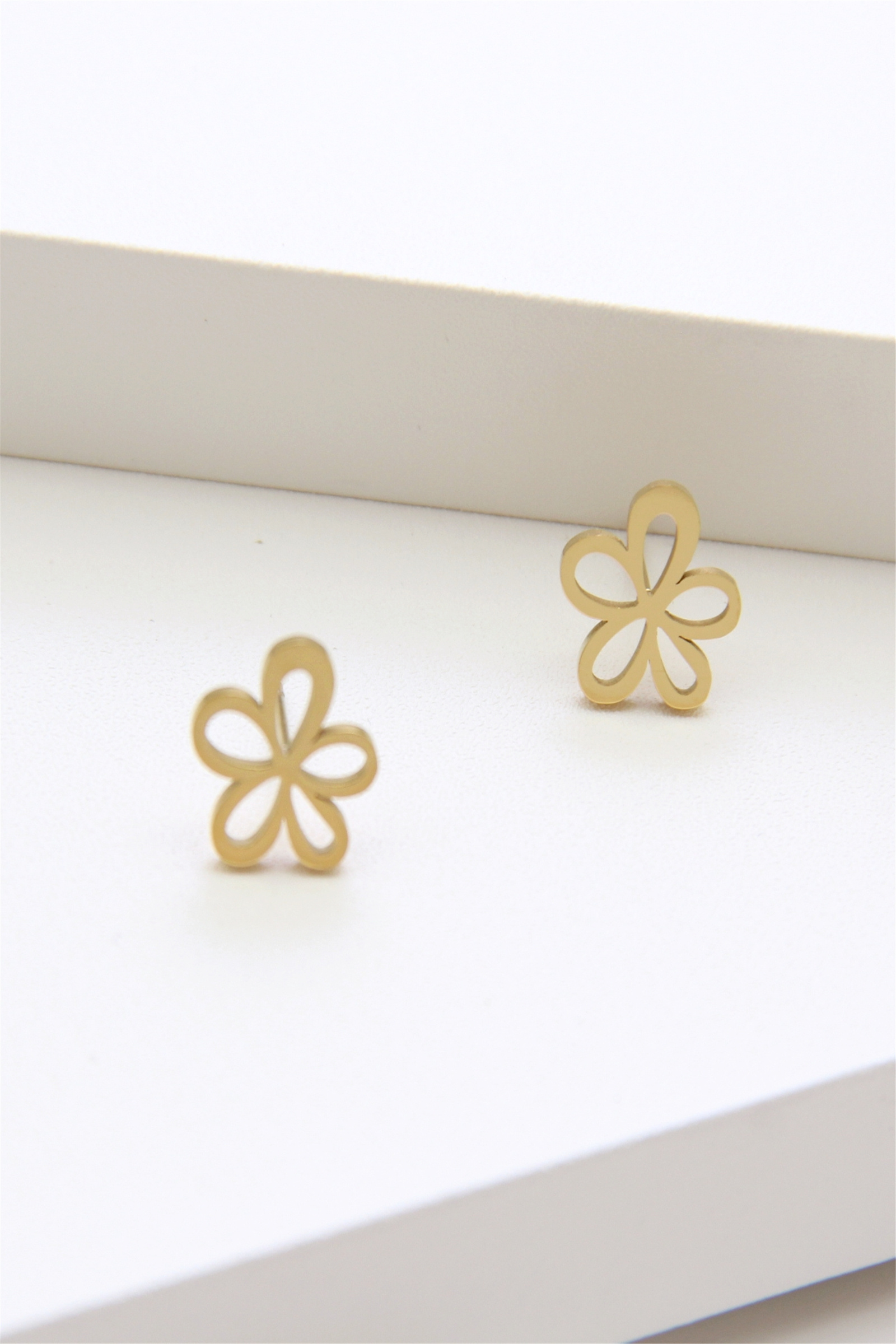 Grossiste Bellissima - Boucles d’oreilles puces fleur découpée – acier inoxydable doré