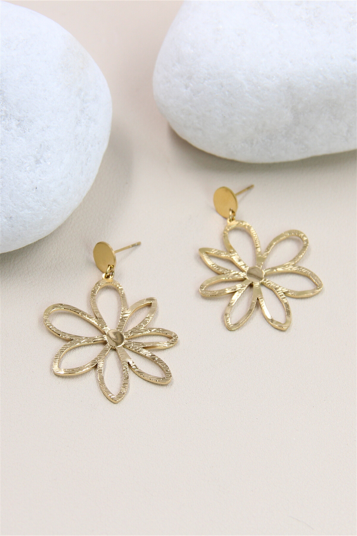 Wholesaler Bellissima - Flower-shaped earrings - Elegance in stainless steel