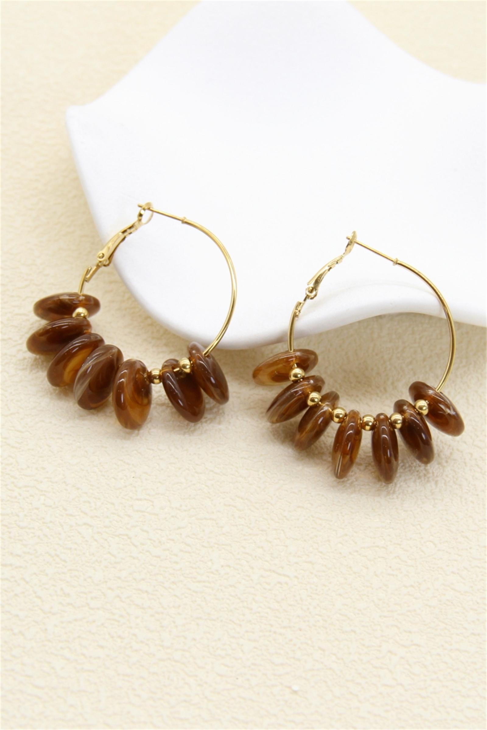 Grossiste Bellissima - Boucles d’oreilles créoles résine brun – style chic & moderne