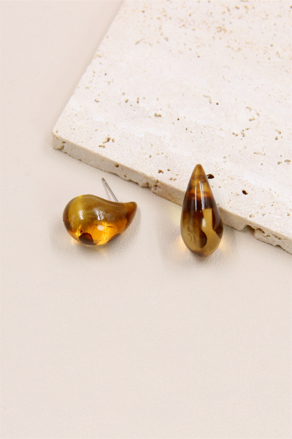 Grossiste Bellissima - Boucles d'Oreilles en Forme de Goutte Léopard en Résine et Acier Inoxydable