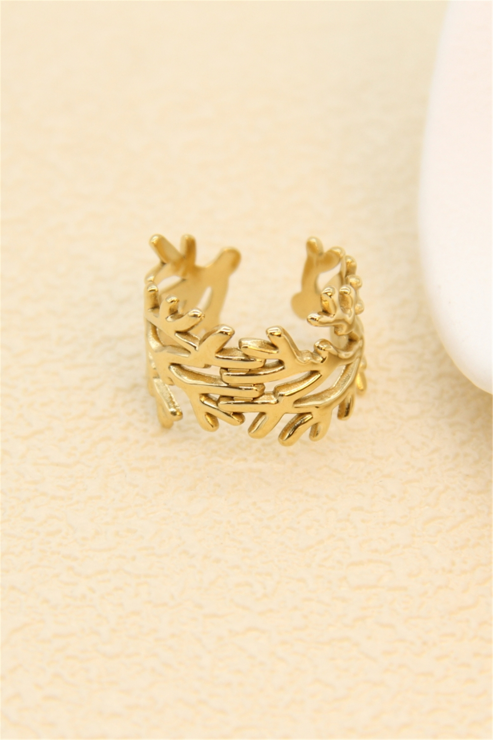 Grossiste Bellissima - Bague dorée feuillage ajouré – design naturel et élégant en acier inoxydable