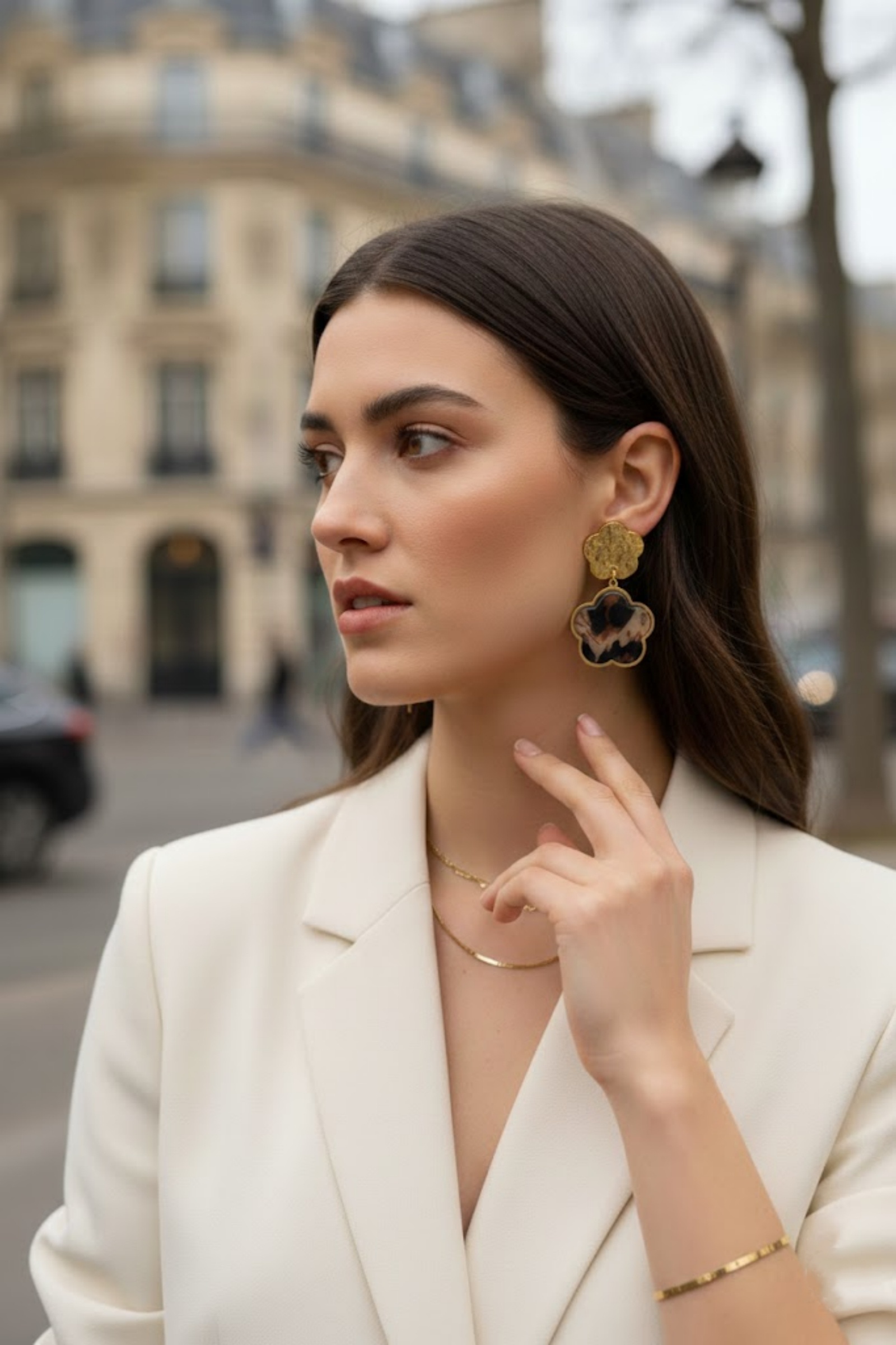 Grossiste Bellissima - Boucles d’Oreilles Fleur en Résine Marbrée – Finition Dorée Martelée – Élégance Couture
