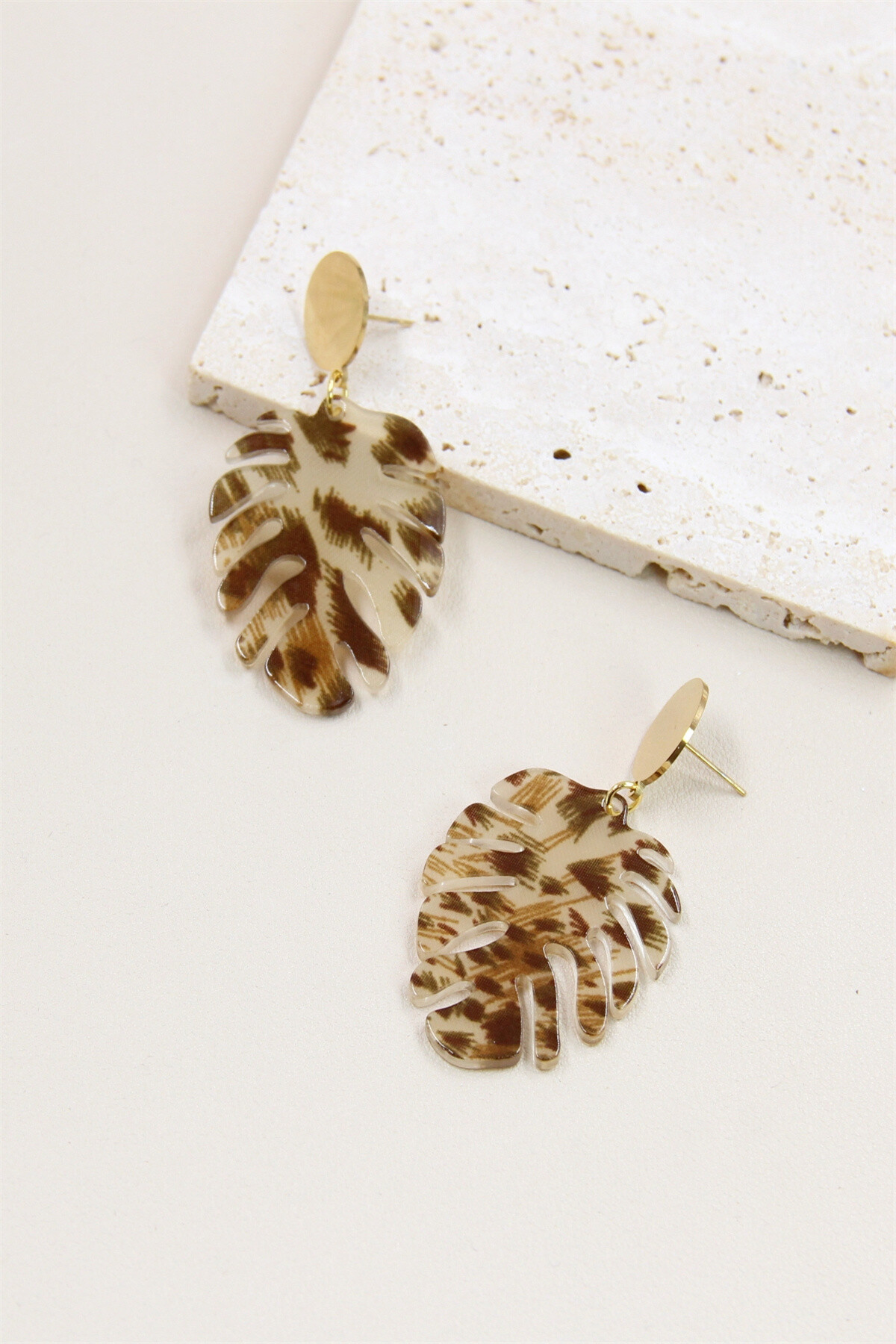 Grossiste Bellissima - Boucles d'Oreilles Léopard en Forme de Feuille en Résine et Acier Inoxydable