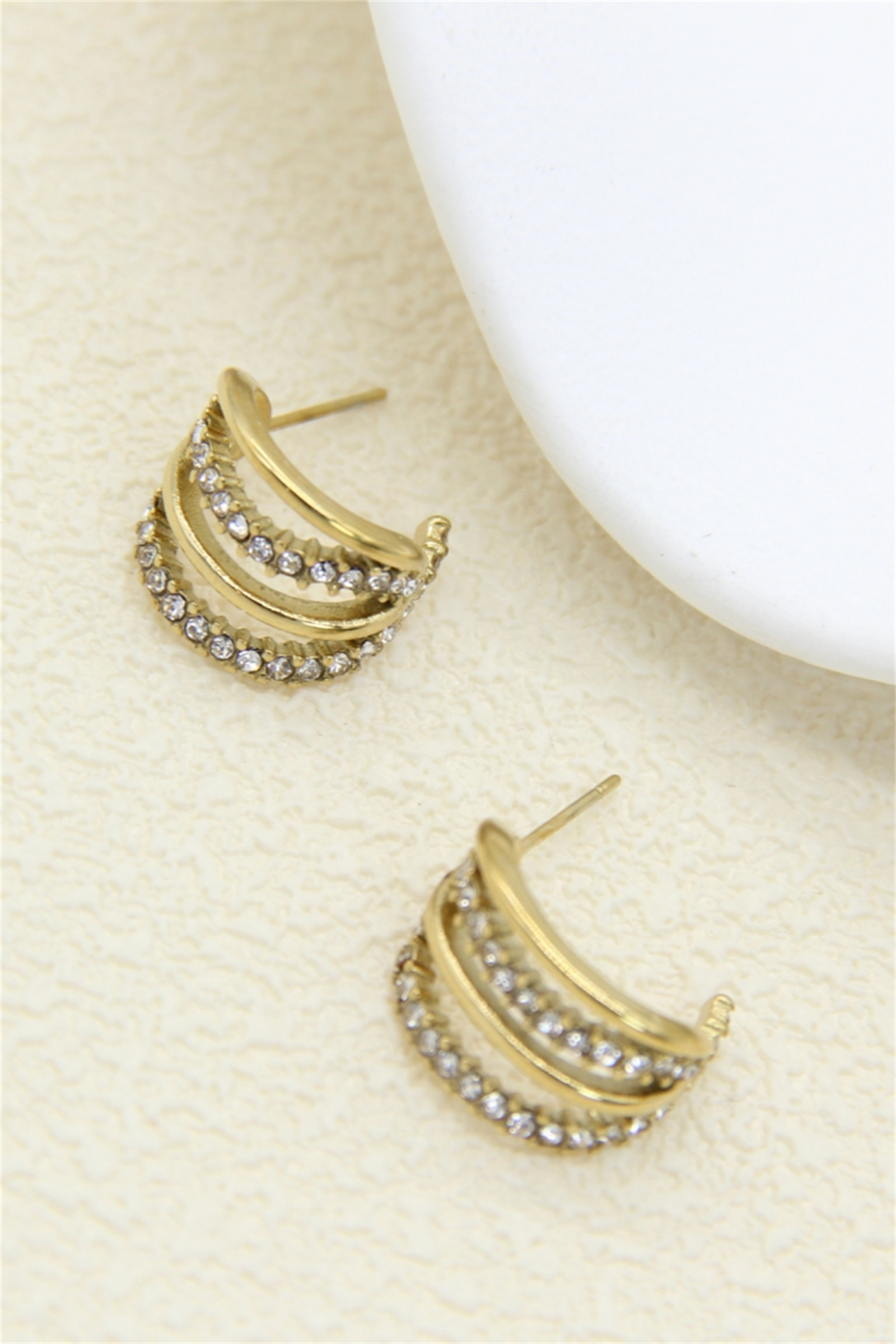 Grossiste Bellissima - Boucles d’oreilles créoles ondulées strass – acier inoxydable