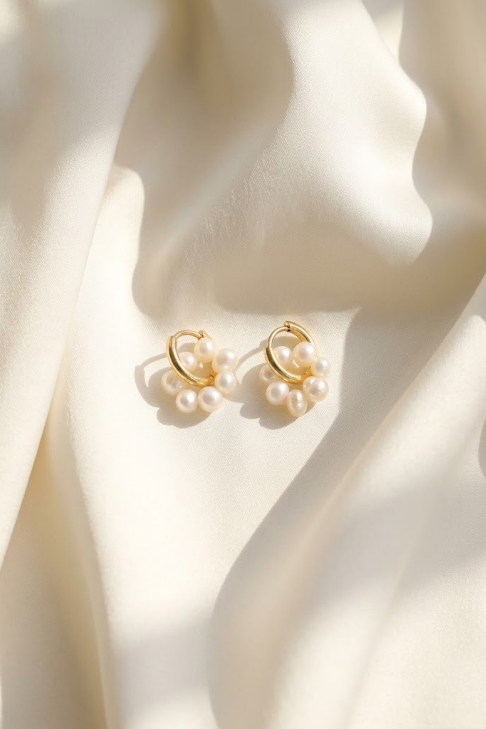 Grossiste Bellissima - Boucles d’oreilles créoles dorées avec perles de culture – acier inoxydabl