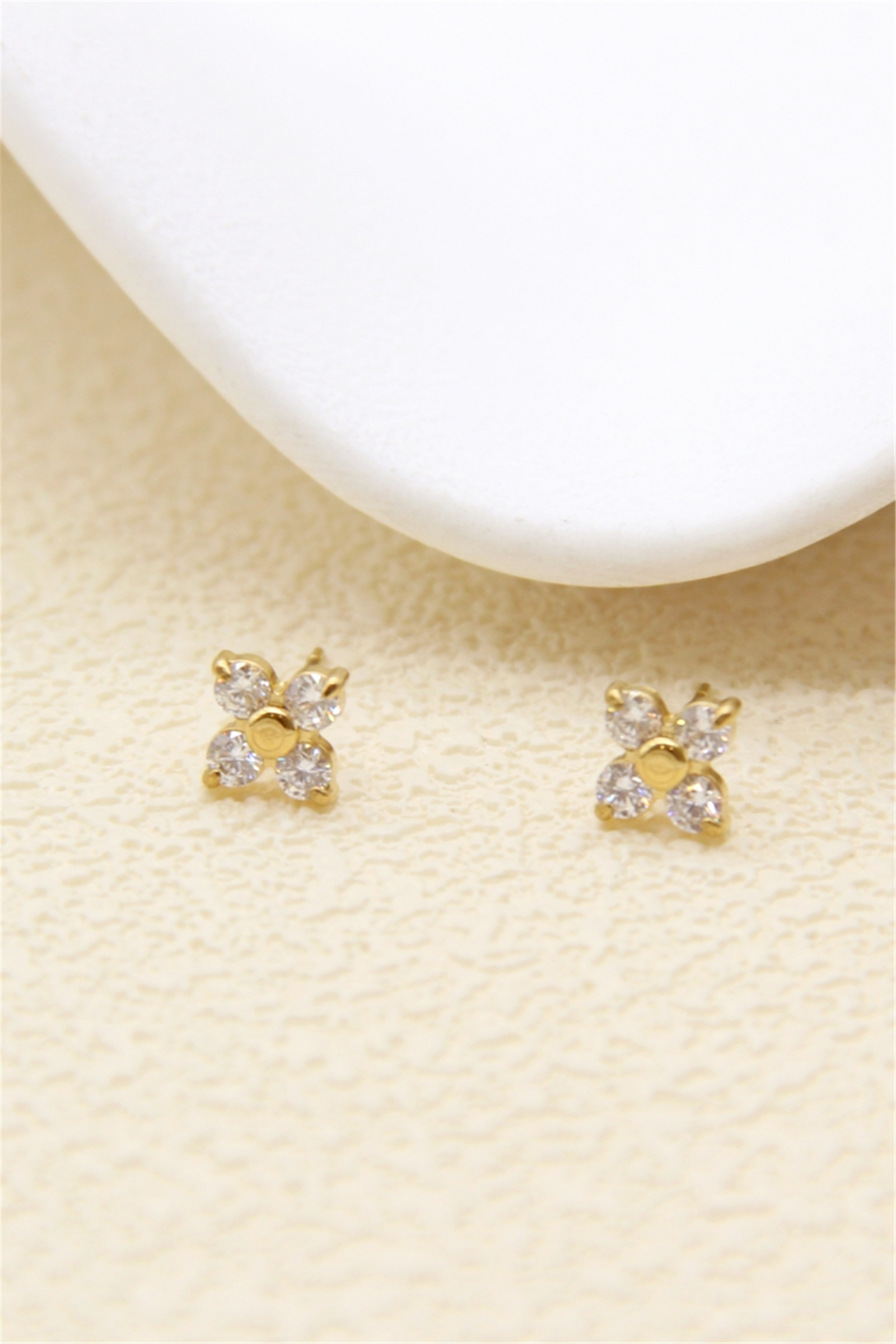 Grossiste Bellissima - Boucles d’oreilles fleur strass en acier inoxydable