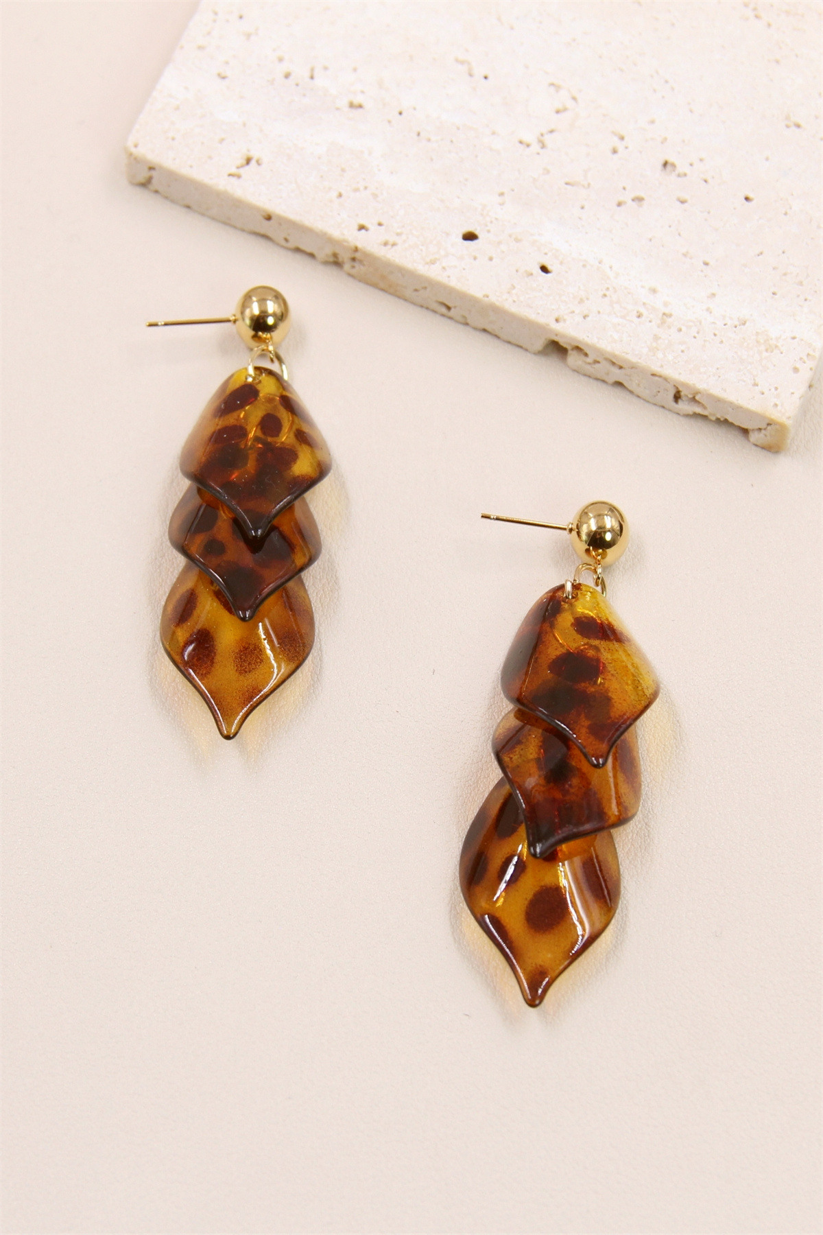 Grossiste Bellissima - Boucles d'Oreilles en Forme de Feuille Léopard en Résine et Acier Inoxydable