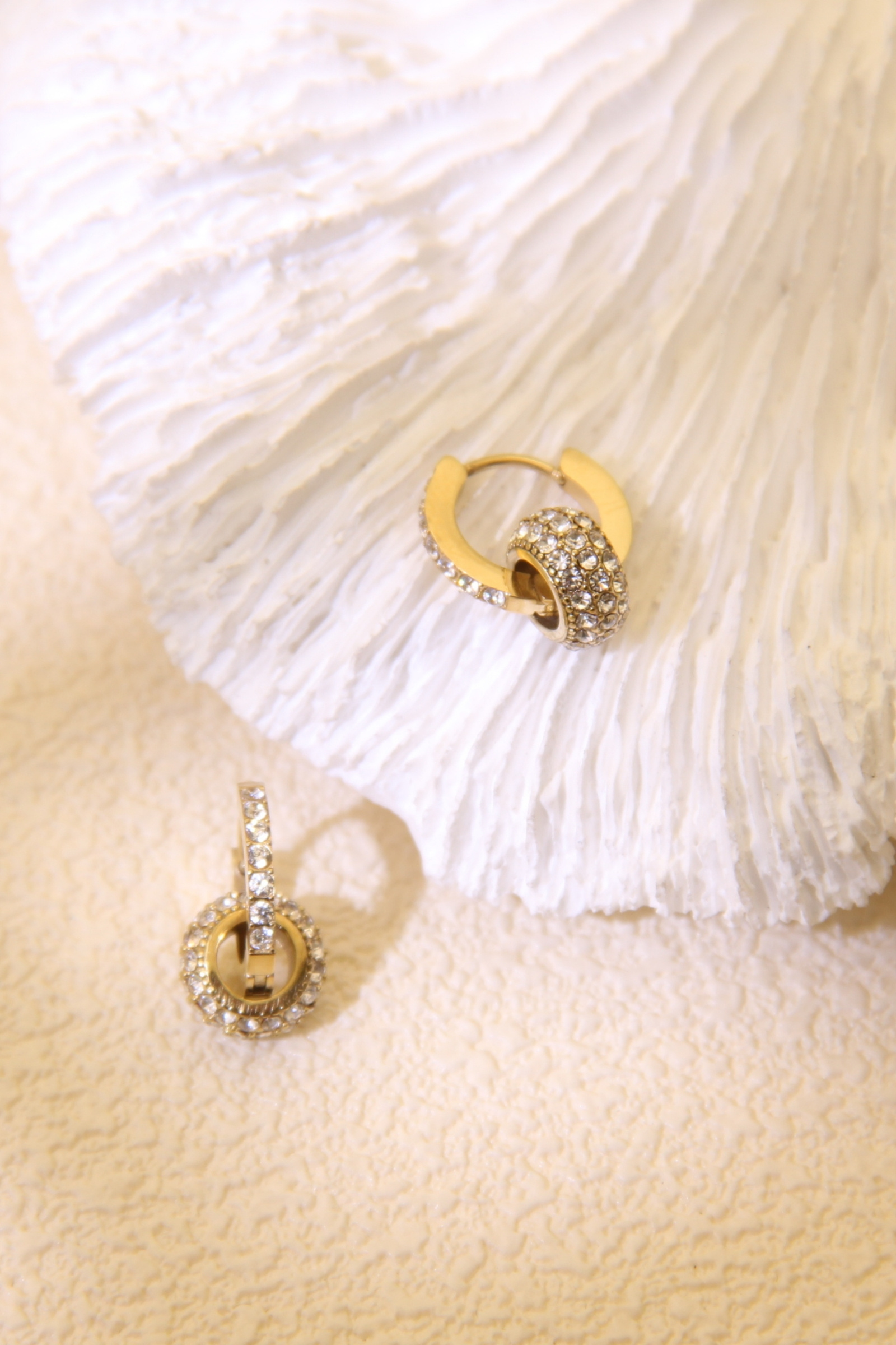 Grossiste Bellissima - Boucles d’Oreilles Créoles Pavées de Strass – Acier Inoxydable Luxe Joaillerie