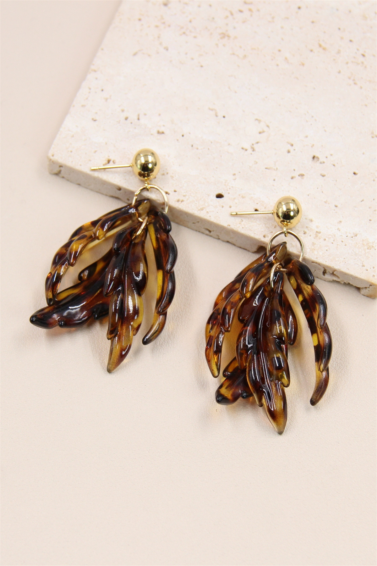 Grossiste Bellissima - Boucles d'Oreilles en Forme de Feuille Léopard en Résine et Acier Inoxydable