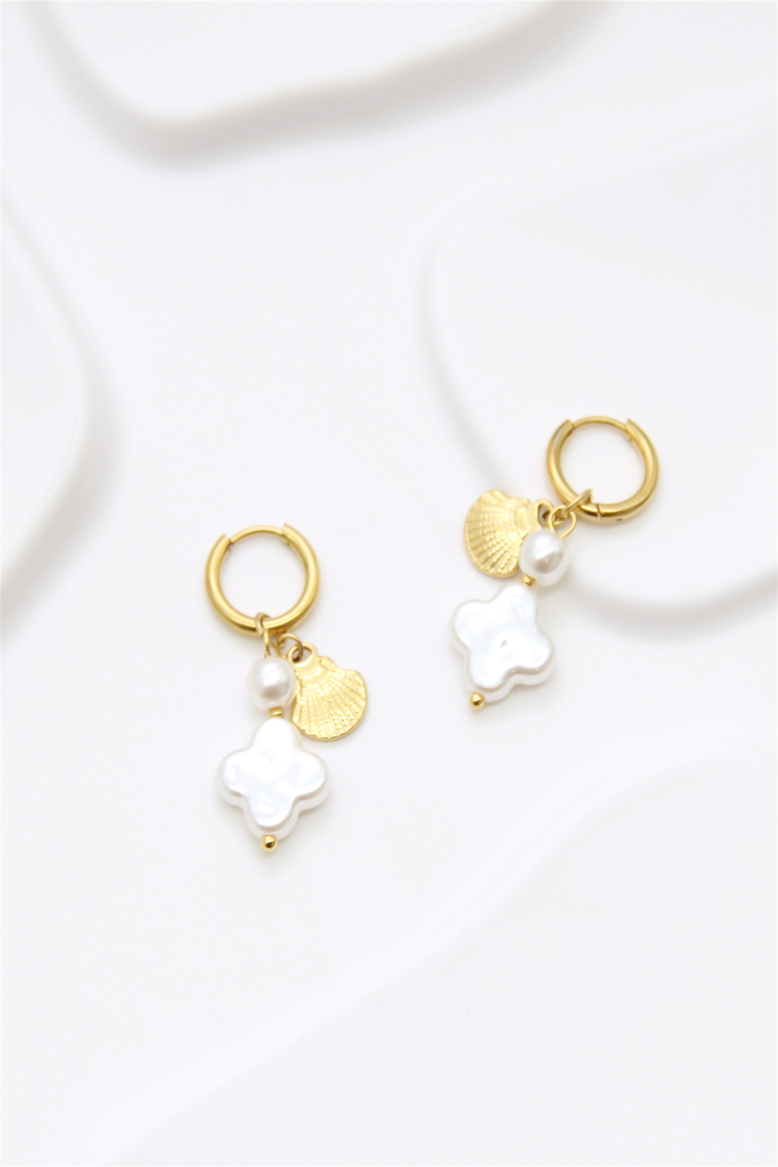 Großhändler Bellissima - Goldene Creolen mit Perle und Muschel – Edelstahl