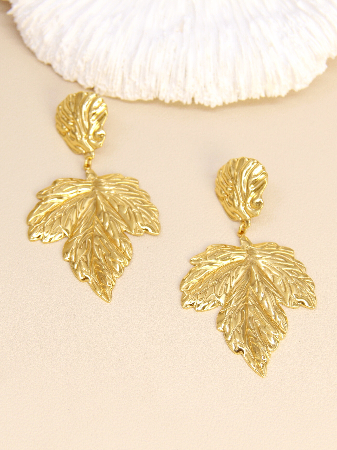Wholesaler Bellissima - Textured leaf earrings - gold finish