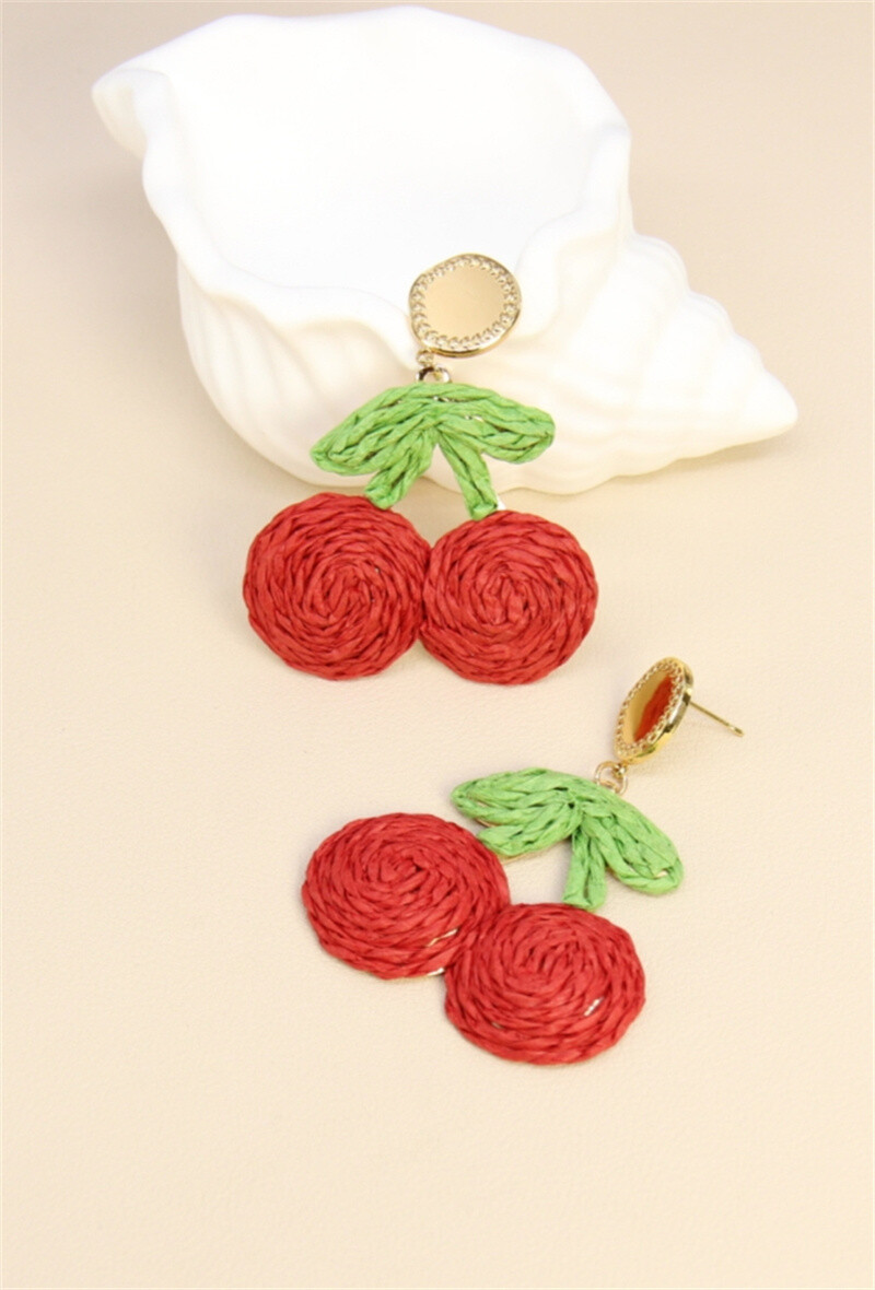 Grossiste Bellissima - Boucles d'Oreilles Cerise en Raphia et Acier Inoxydable – Fraîcheur Fruitée