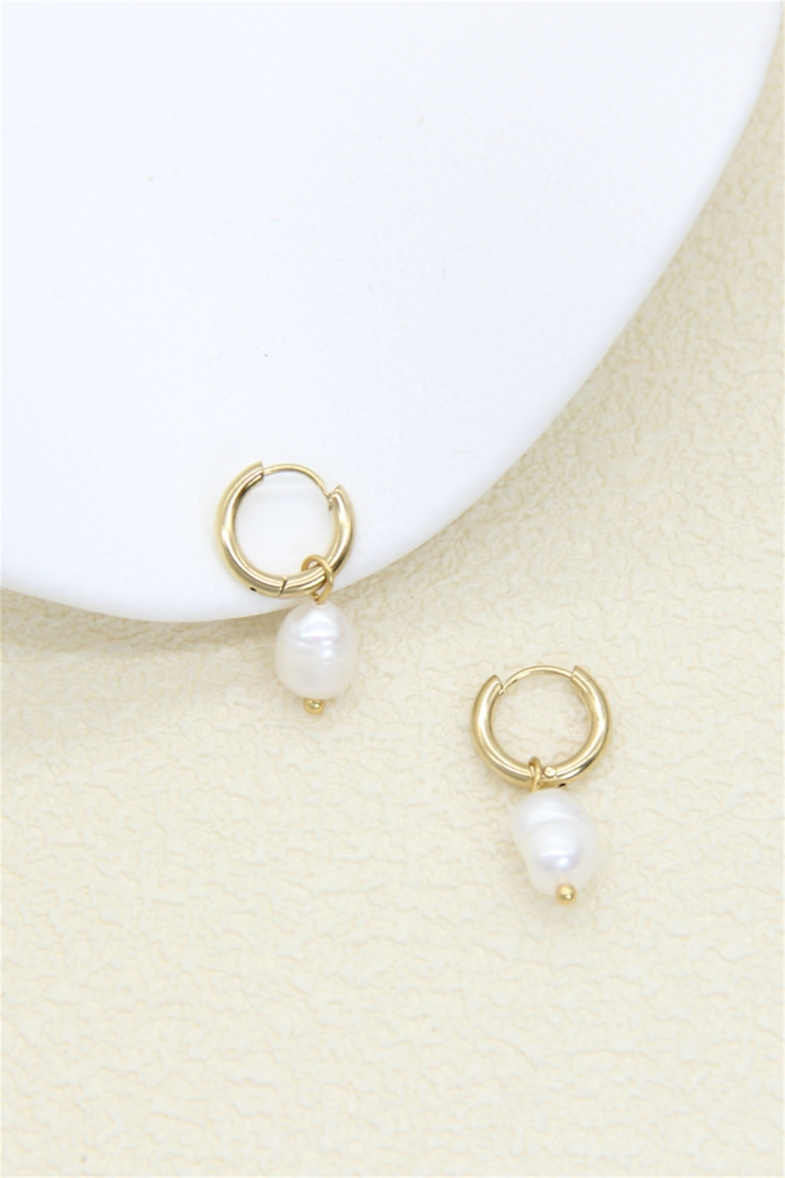 Grossiste Bellissima - Boucles d’oreilles créoles dorées ornées de perles de culture – acier