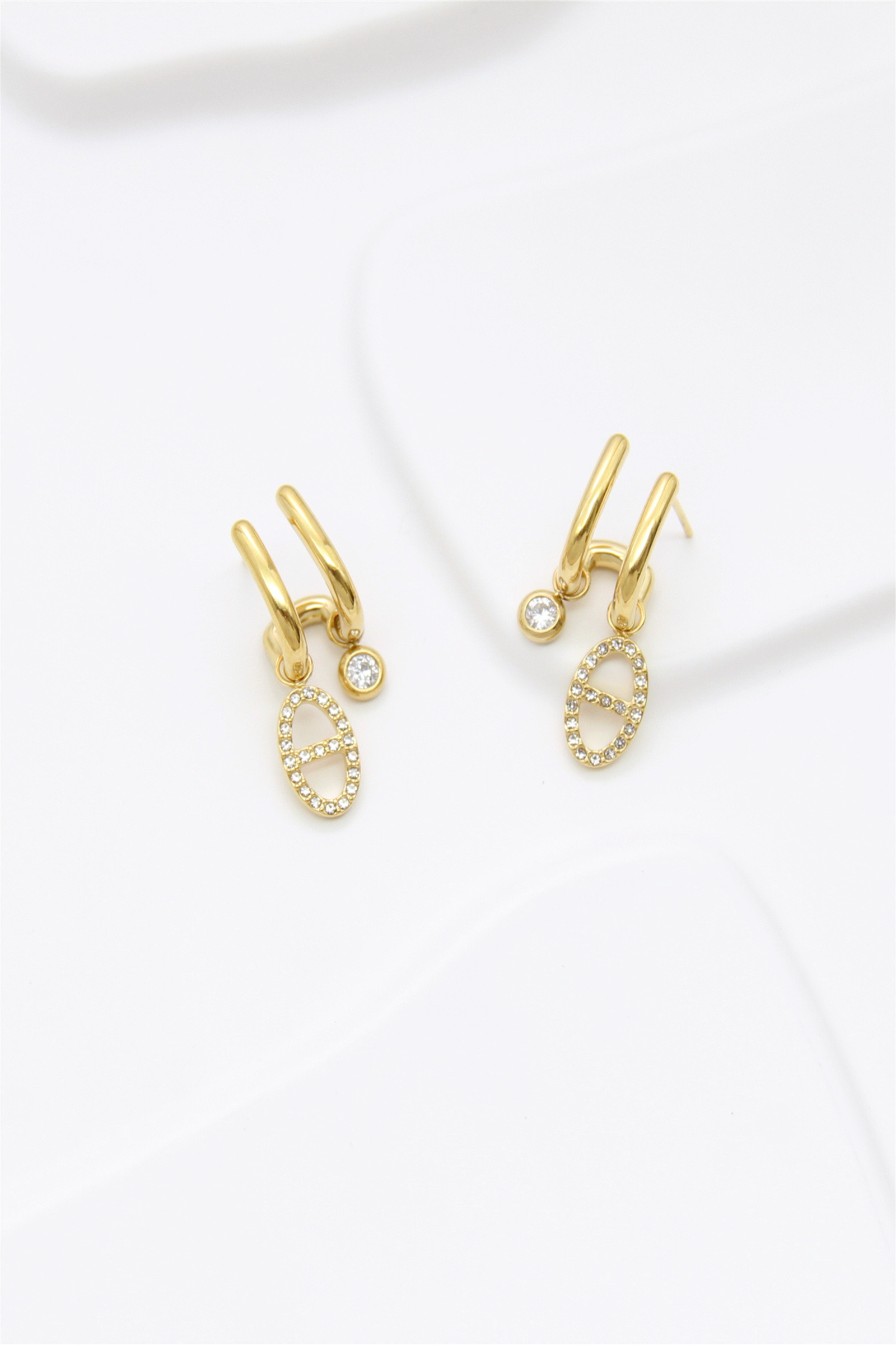 Grossiste Bellissima - Boucles d’Oreilles Créoles Pendantes Dorées en Acier Inoxydable avec Strass
