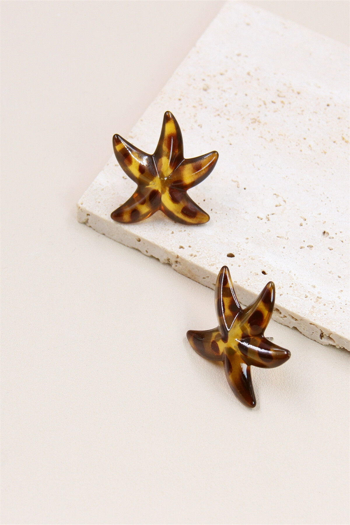 Grossiste Bellissima - Boucles d'Oreilles Étoile de Mer Léopard en Résine t Acier Inoxydable
