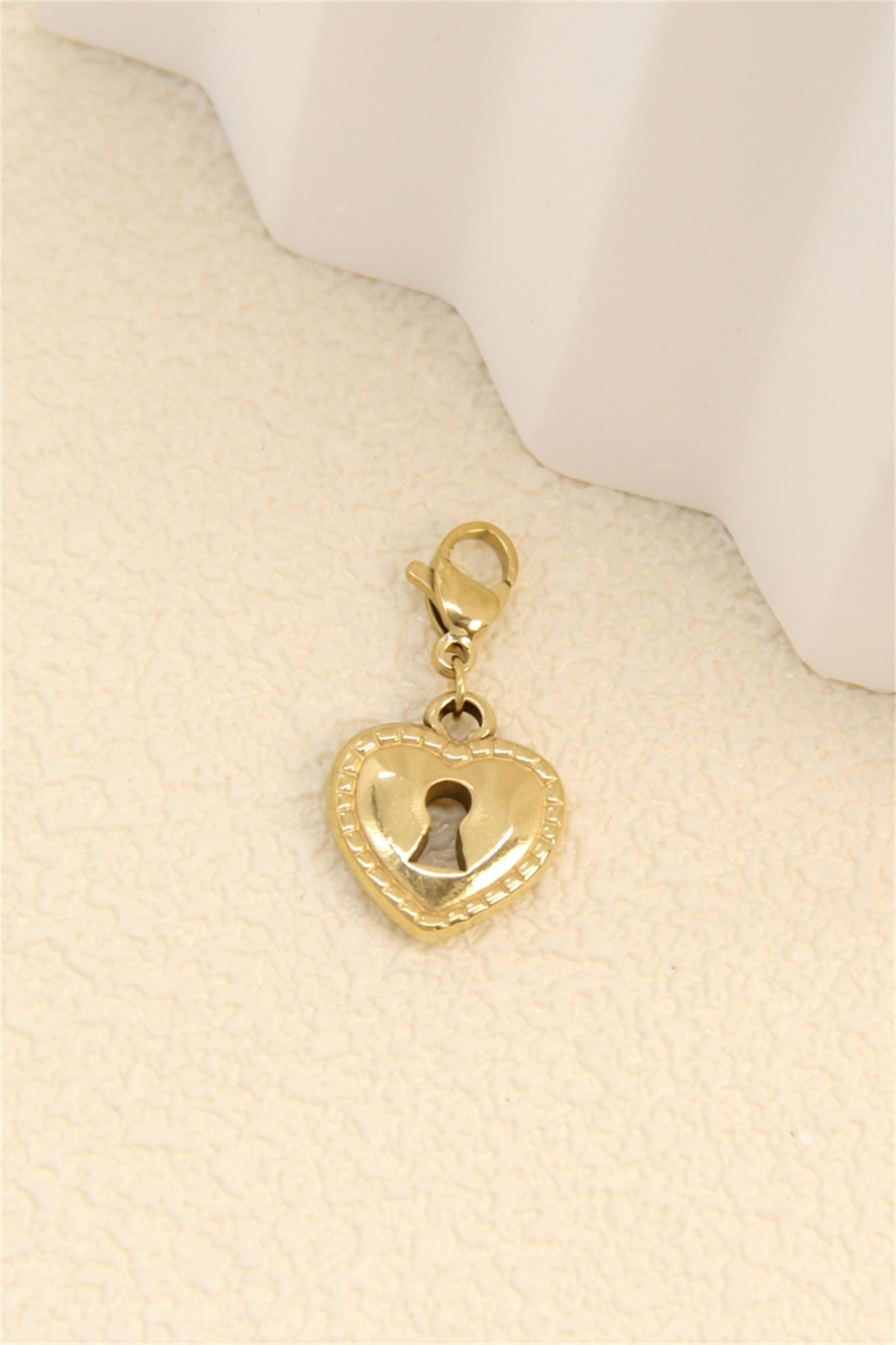 Grossiste Bellissima - Pendentif charms cœur cadenas doré – accessoire romantique pour personnaliser vos bijoux