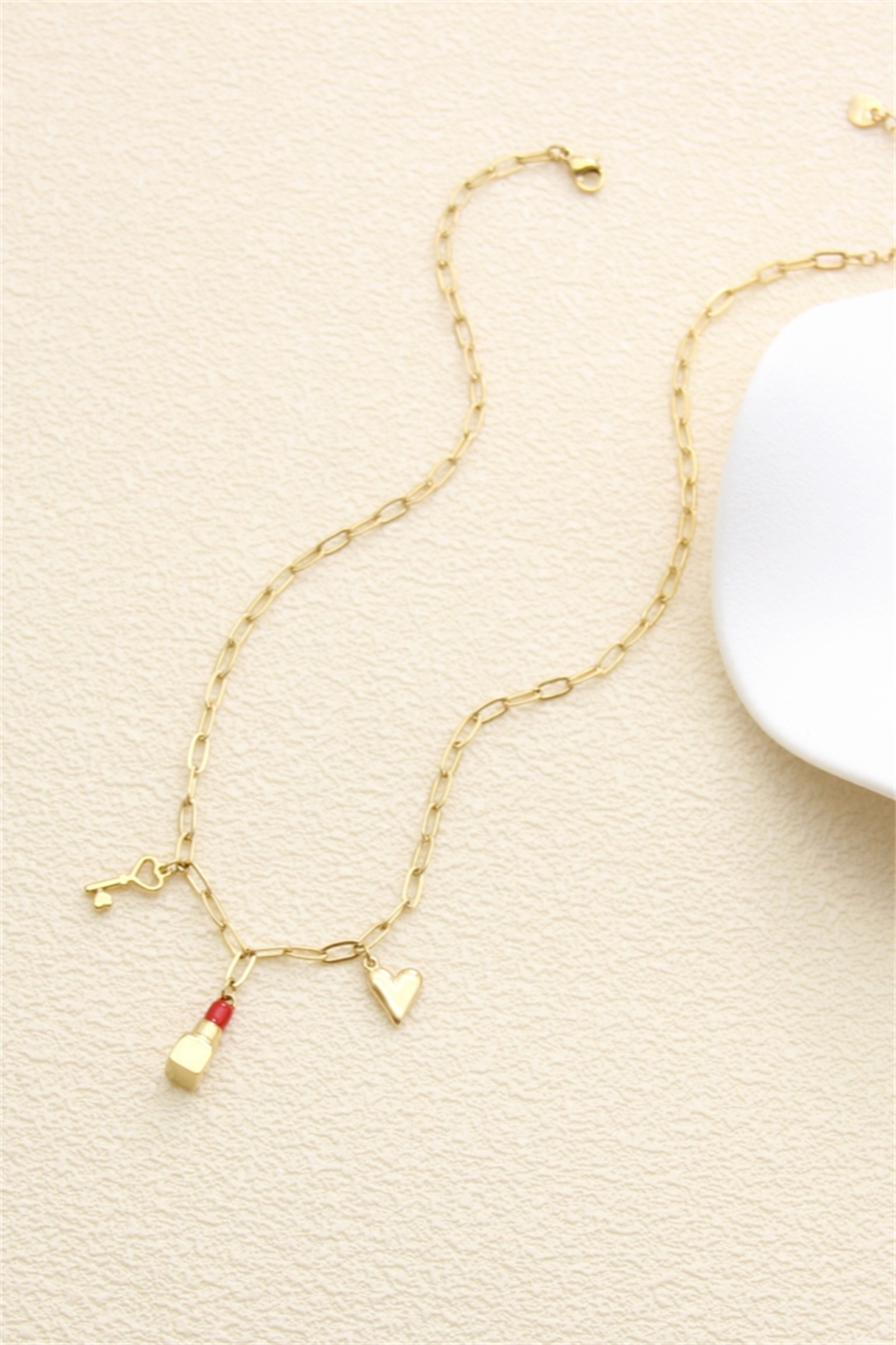 Grossiste Bellissima - Collier à charms – Chaîne dorée & pendentifs symboliques