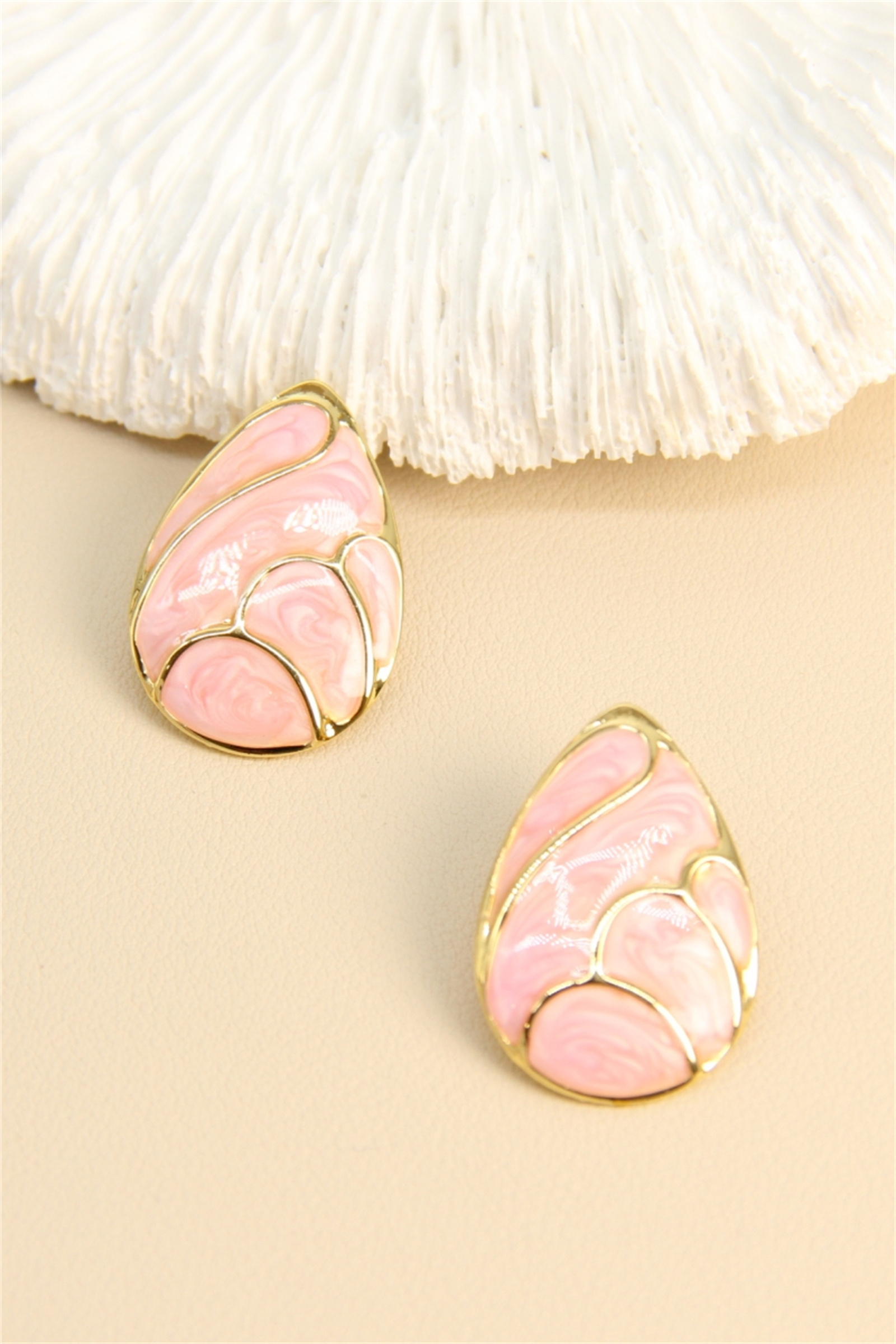 Grossiste Bellissima - Boucles d’oreilles goutte en résine – Design marbré élégant – Acier in