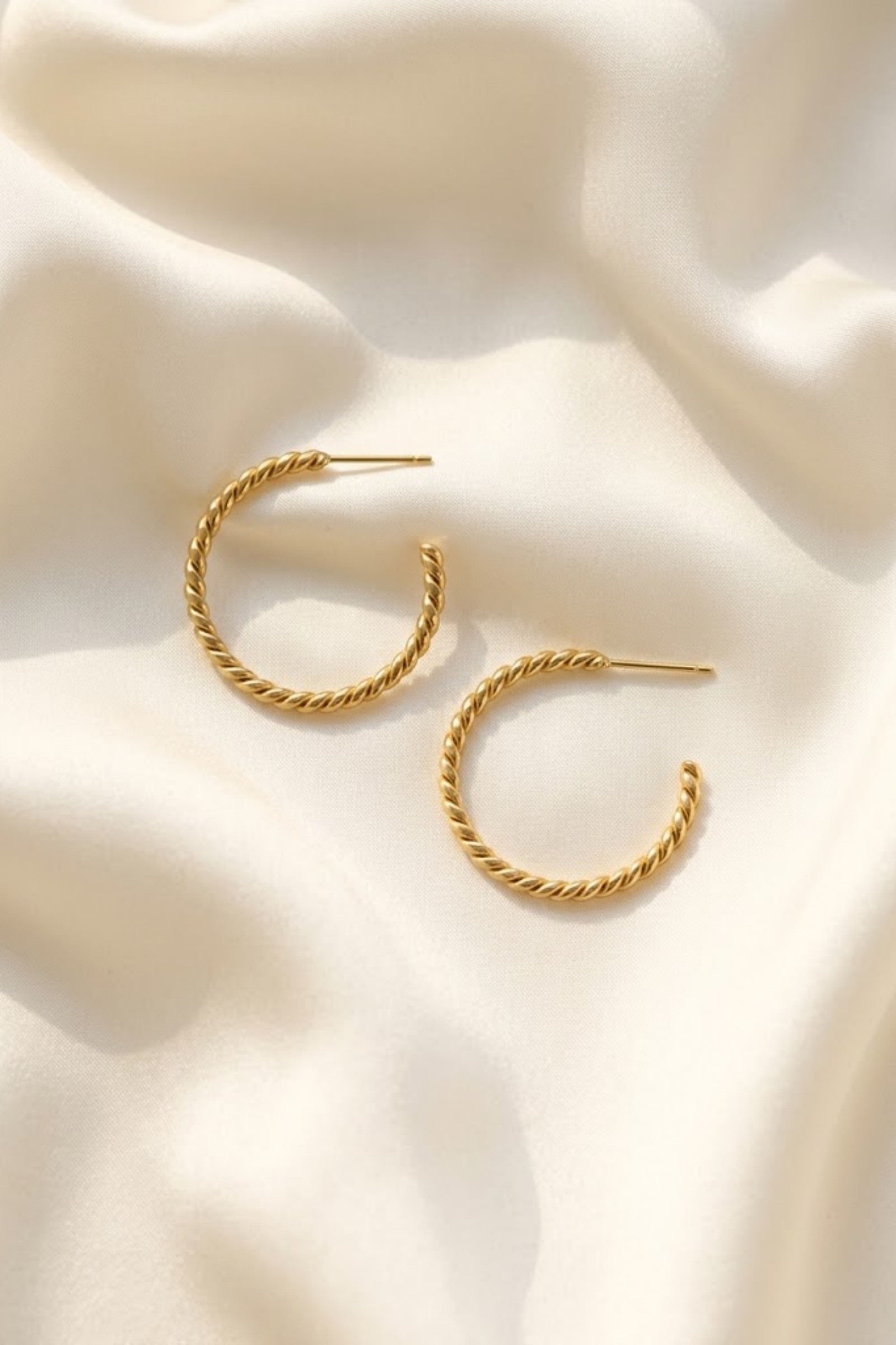 Grossiste Bellissima - Boucles d’oreilles créoles torsadées dorées – acier inoxydable