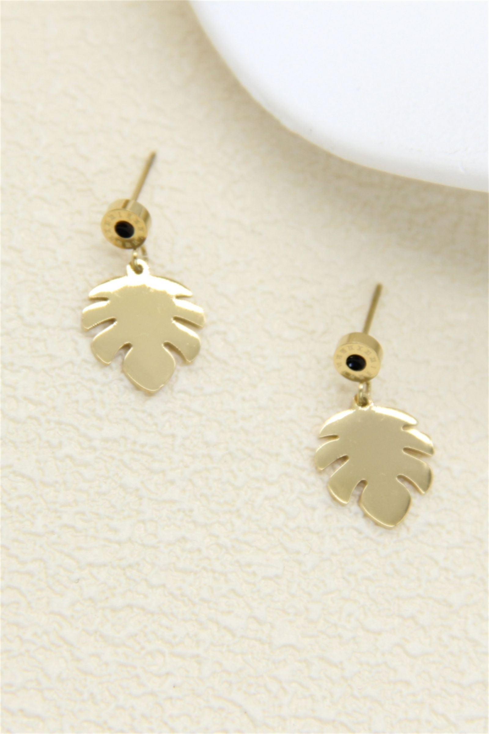 Grossiste Bellissima - Boucles d’oreilles feuille dorée – acier inoxydable
