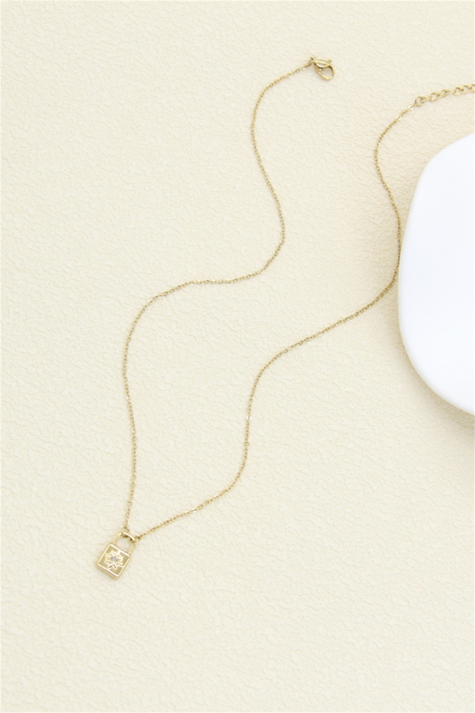 Grossiste Bellissima - Collier Pendentif Cadenas Étoile – Acier Inoxydable Doré