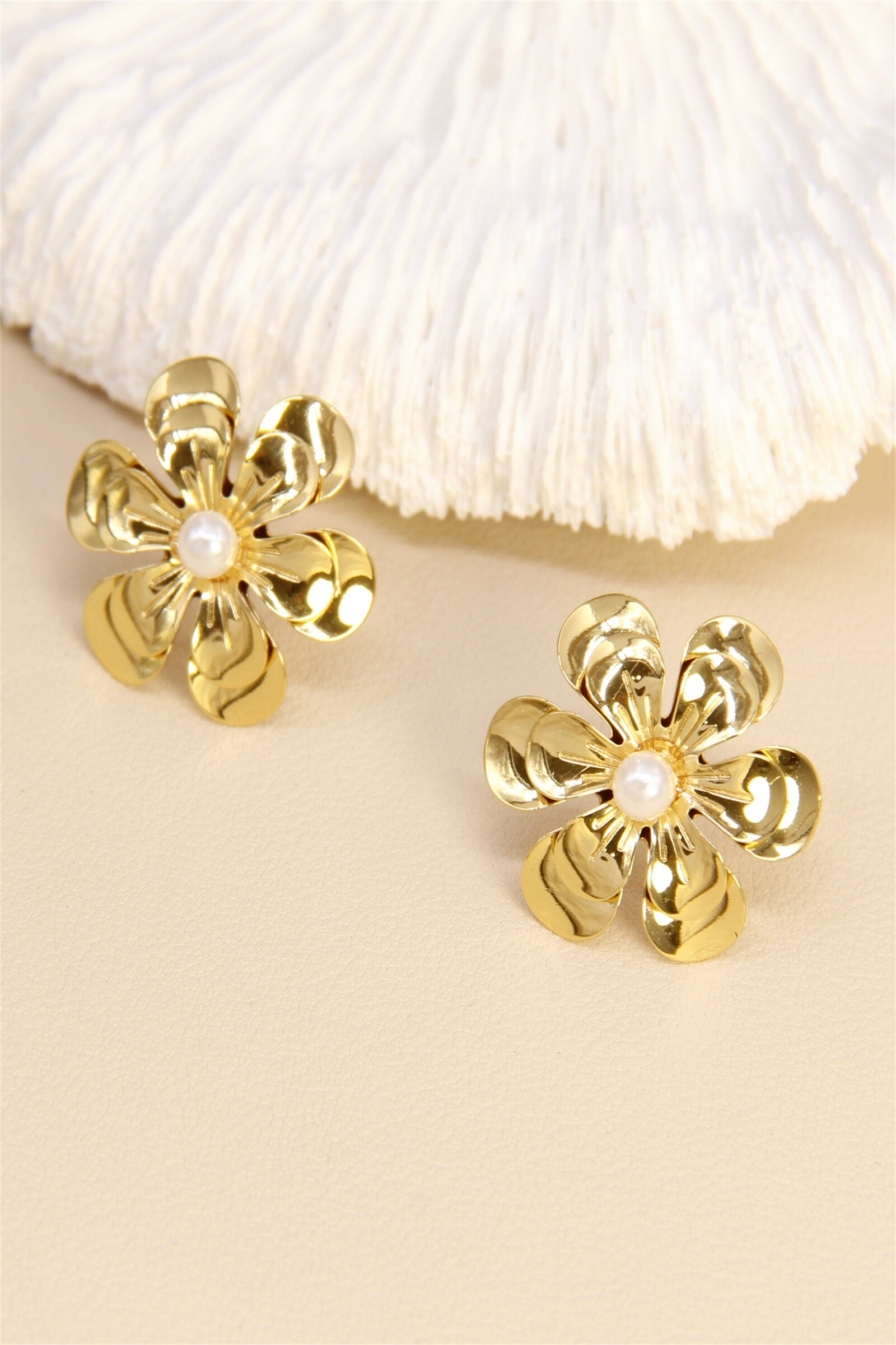 Wholesaler Bellissima - Golden Flower & Pearl Earrings - Stainless Steel, delicate shine