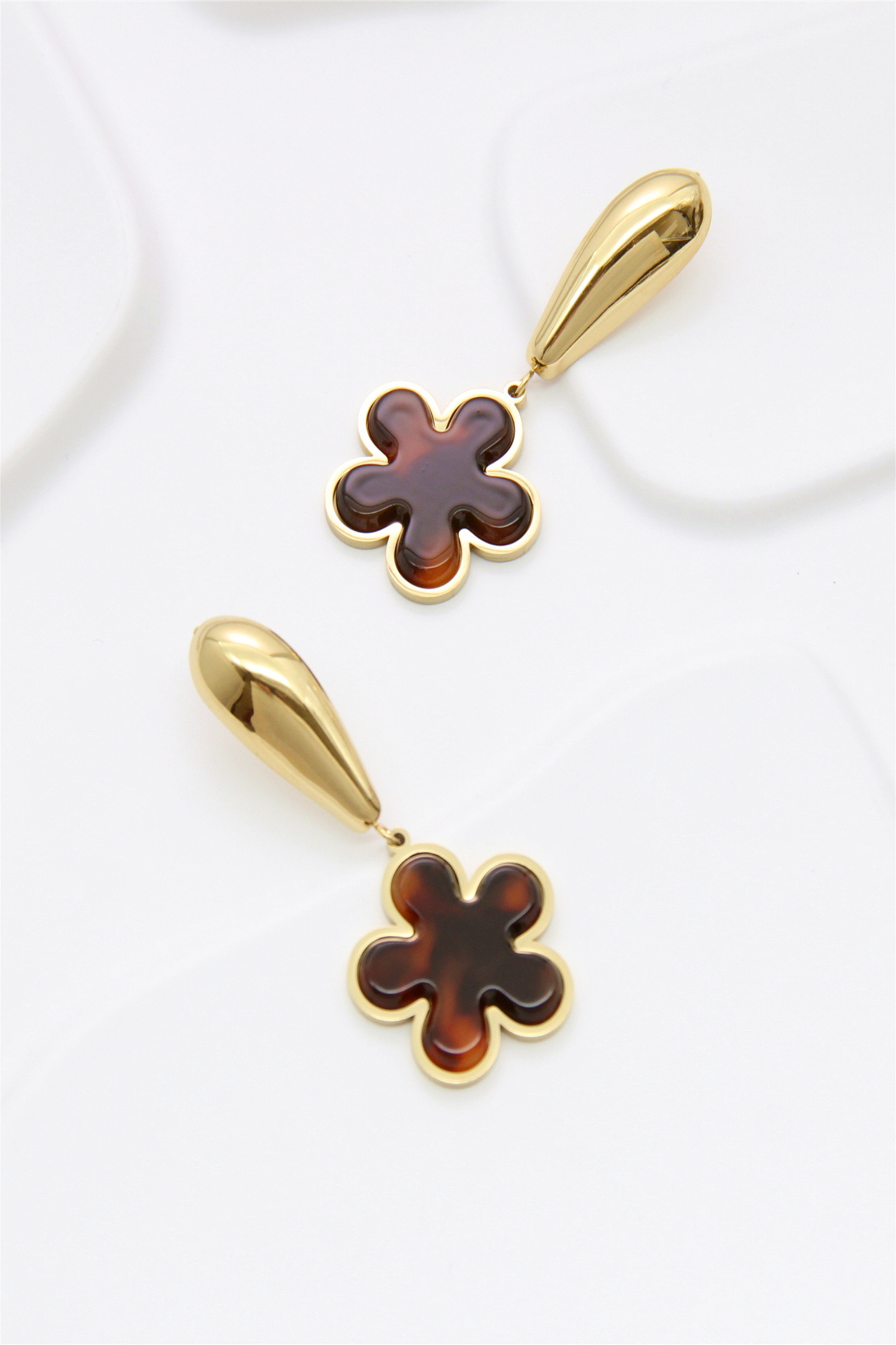 Orecchini Fiore Petalo in Resina con Goccia Dorata | Paris Fashion Shops