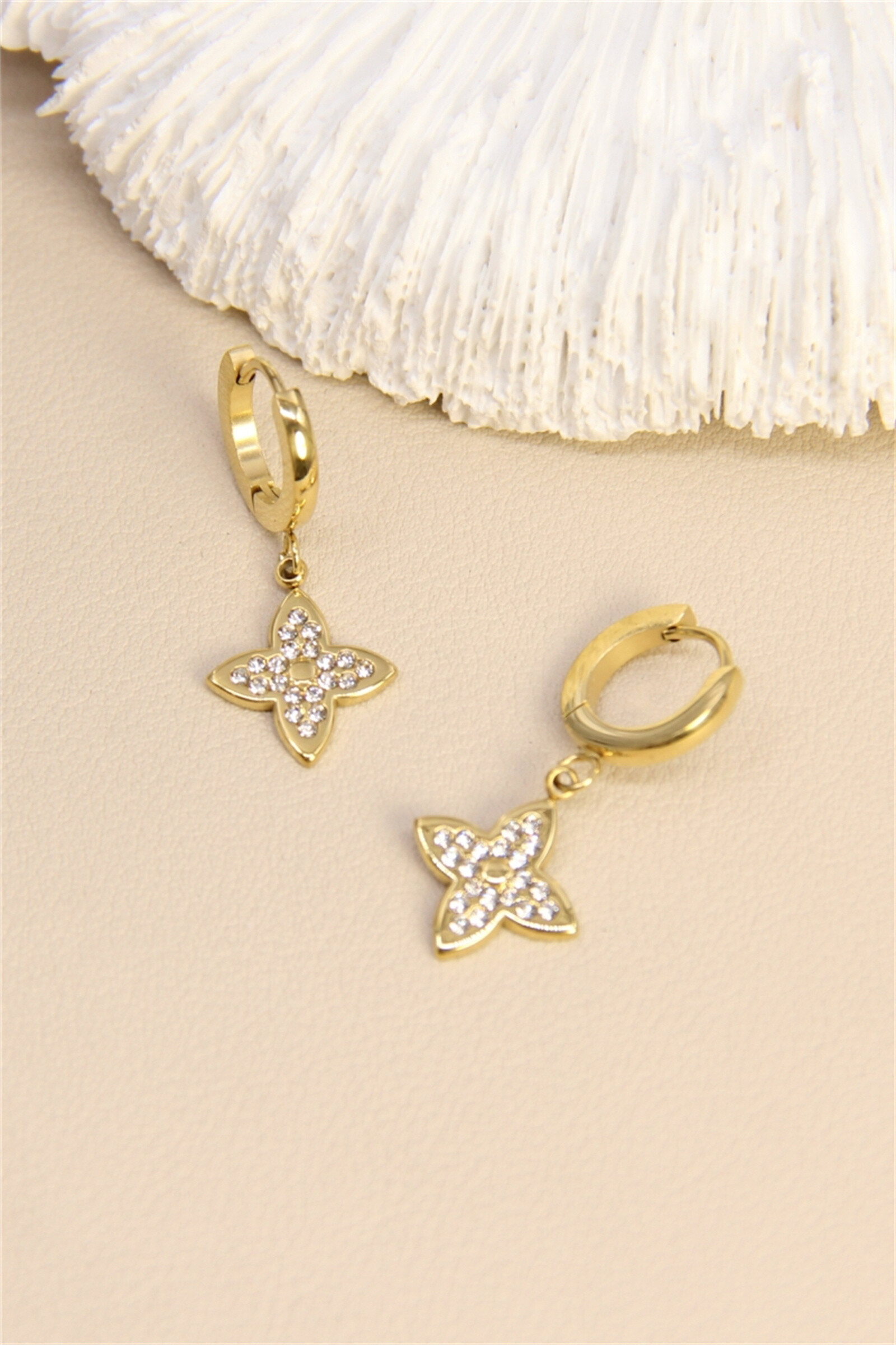 Grossiste Bellissima - Boucles d’oreilles dormeuses  – Fleur pavée de strass