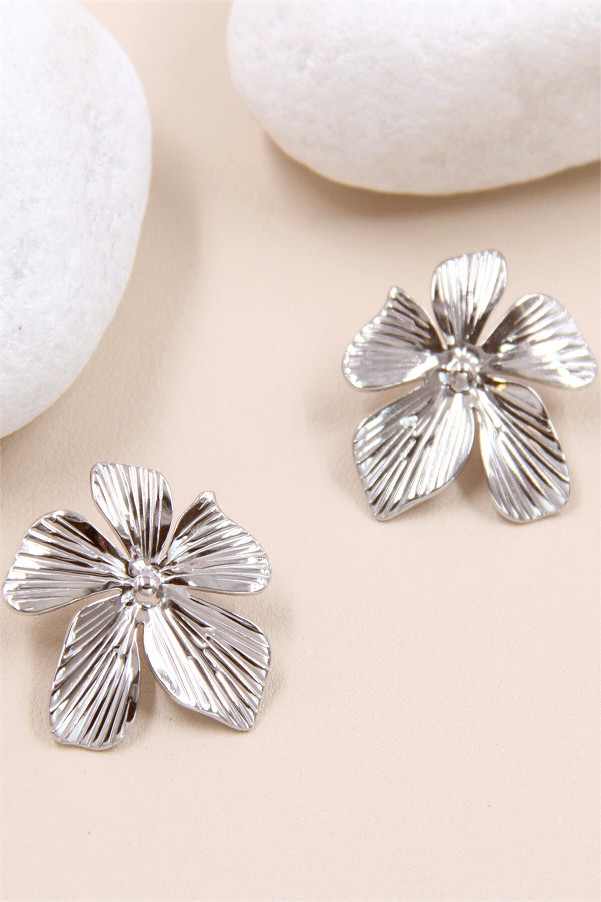 Großhändler Bellissima - Ohrringe mit Blumendesign – Eleganz aus Edelstahl