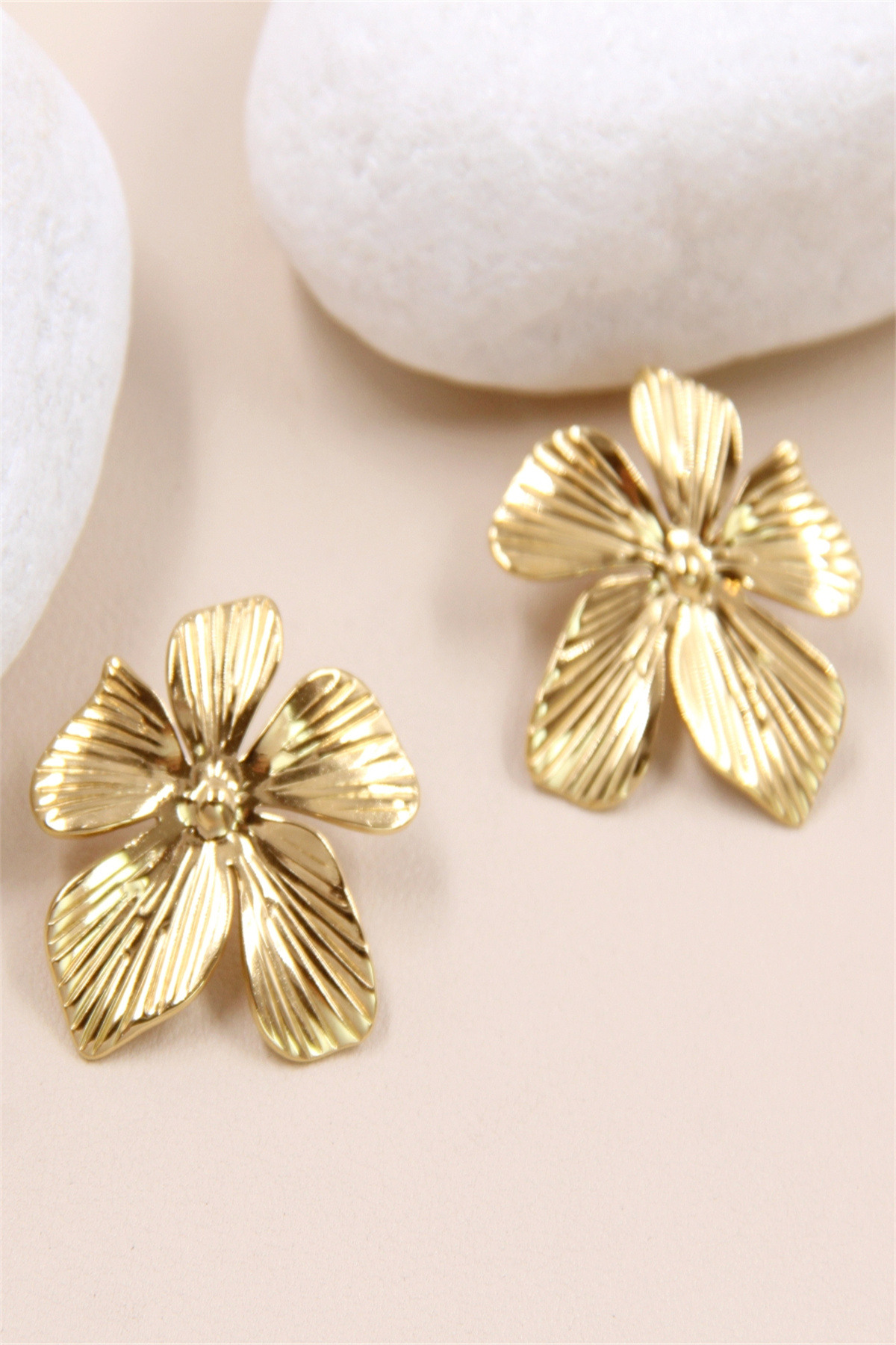 Grossiste Bellissima - Boucles d'oreilles design fleur - Élégance en acier inoxydable