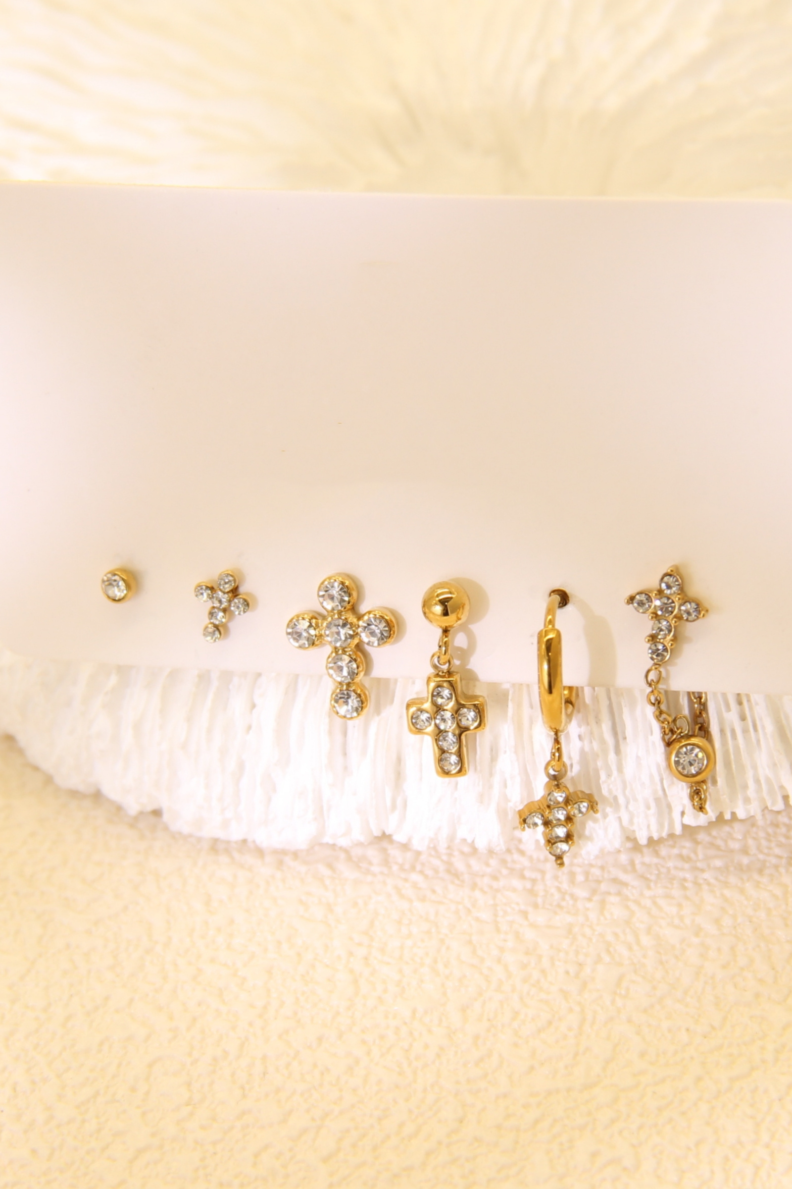Grossiste Bellissima - Lot de 6 Piercings Oreille Croix Strass – Mono Boucles d’Oreilles Dorées en Acier Inoxydable