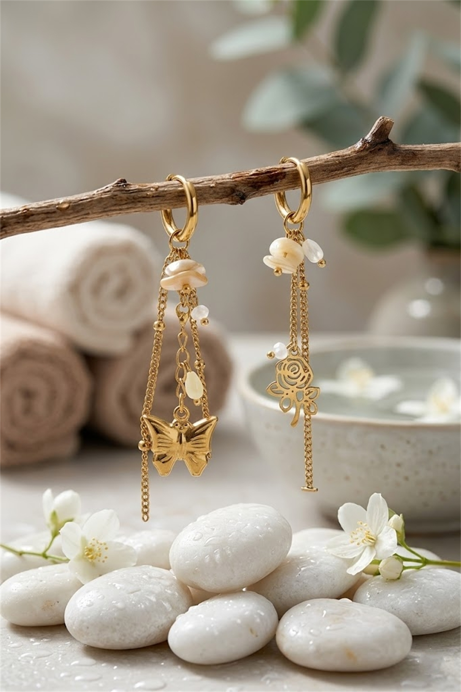 Mayorista Bellissima - Pendientes Asimétricos Mariposa & Rosa Dorada – Aros de Mujer Chic y de Tendencia