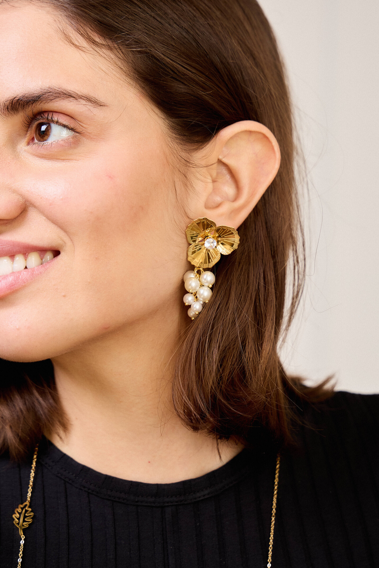 Großhändler Bellissima - Blumenohrring mit Edelstahlperle - natürliche Eleganz