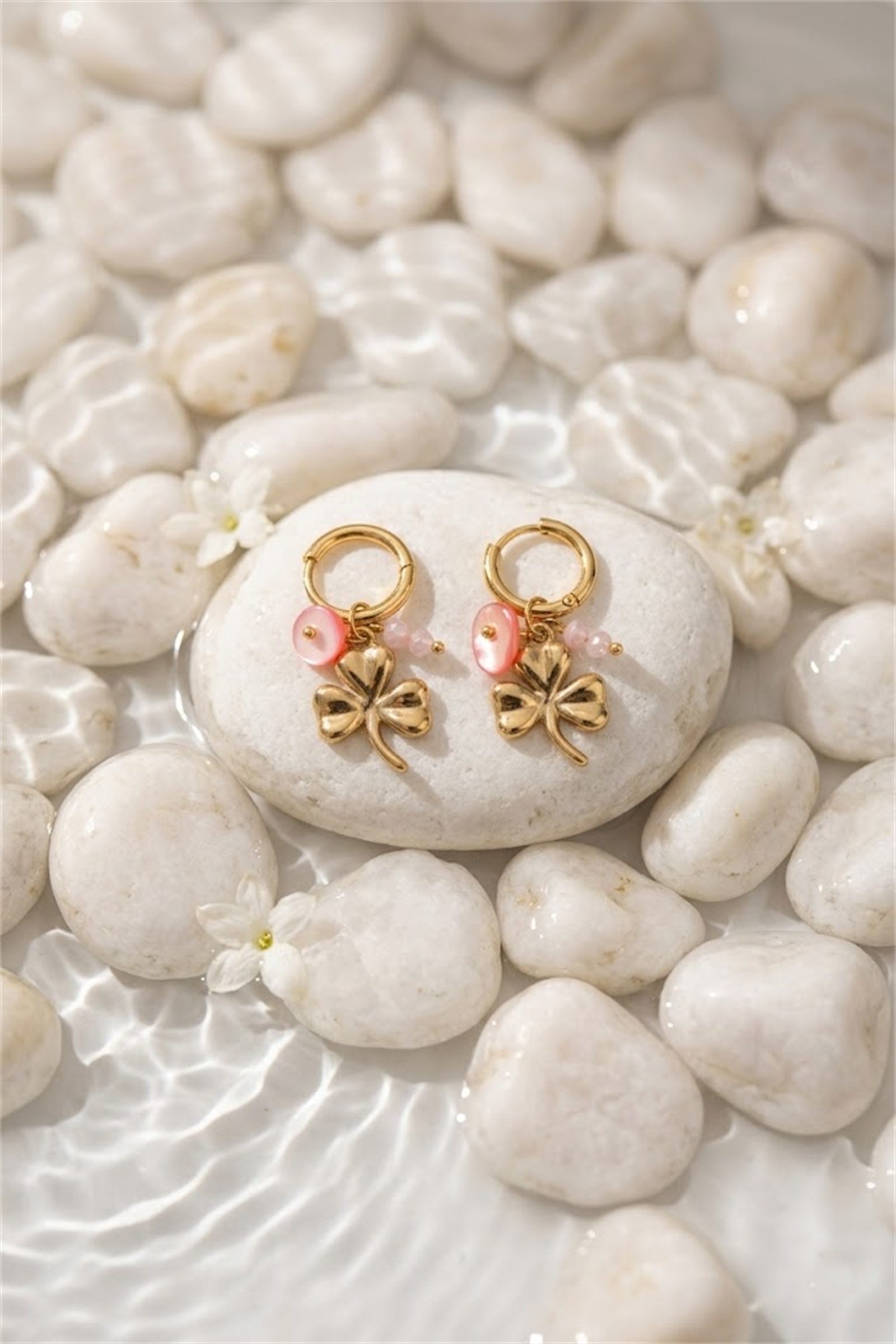 Mayorista Bellissima - Pendientes de Trébol Dorado y Perlas Rosas – Aros de la Suerte a la Moda para Mujer
