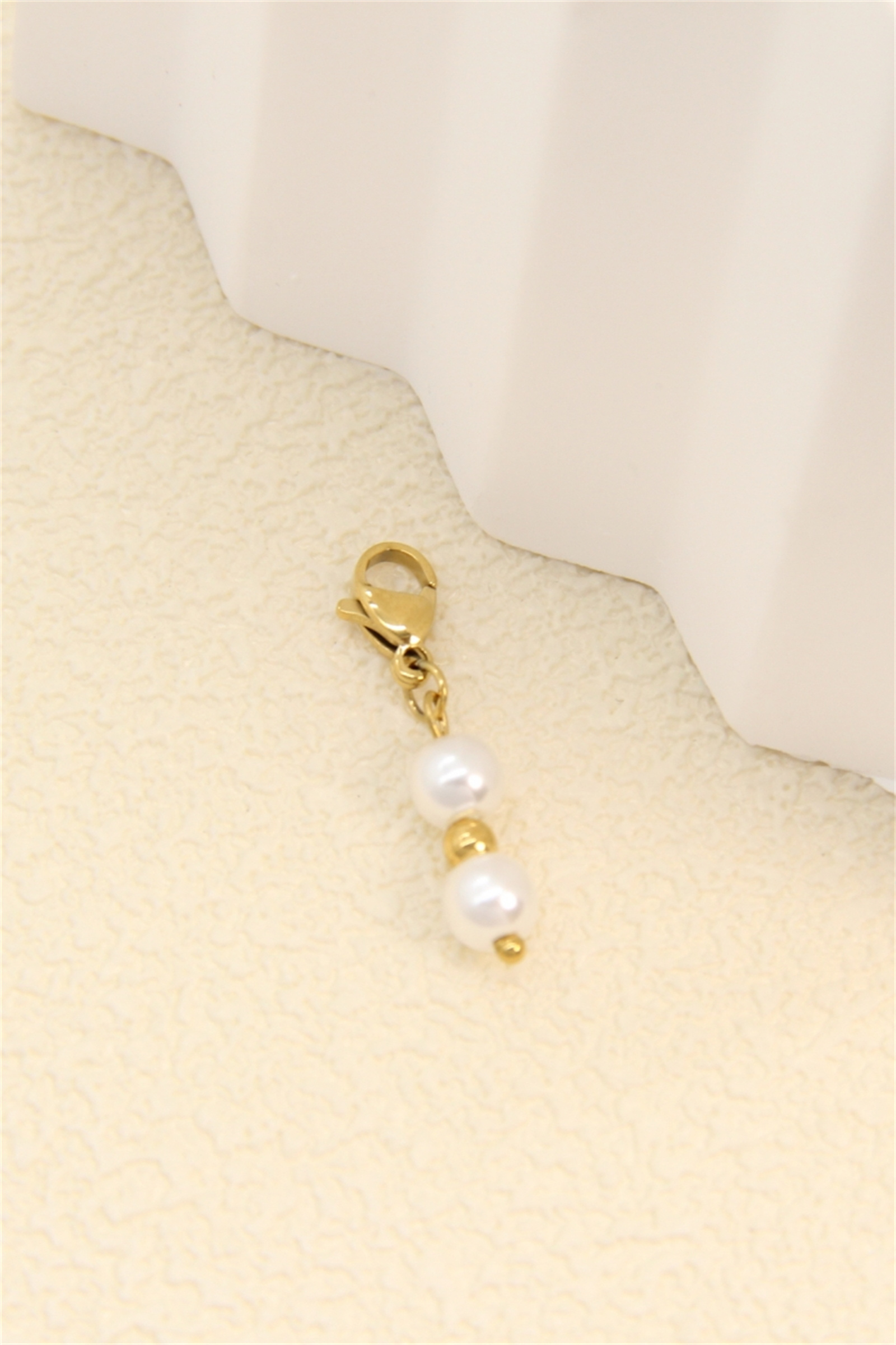 Grossiste Bellissima - Pendentif charms perles blanches – accessoire élégant pour personnaliser vos bijoux