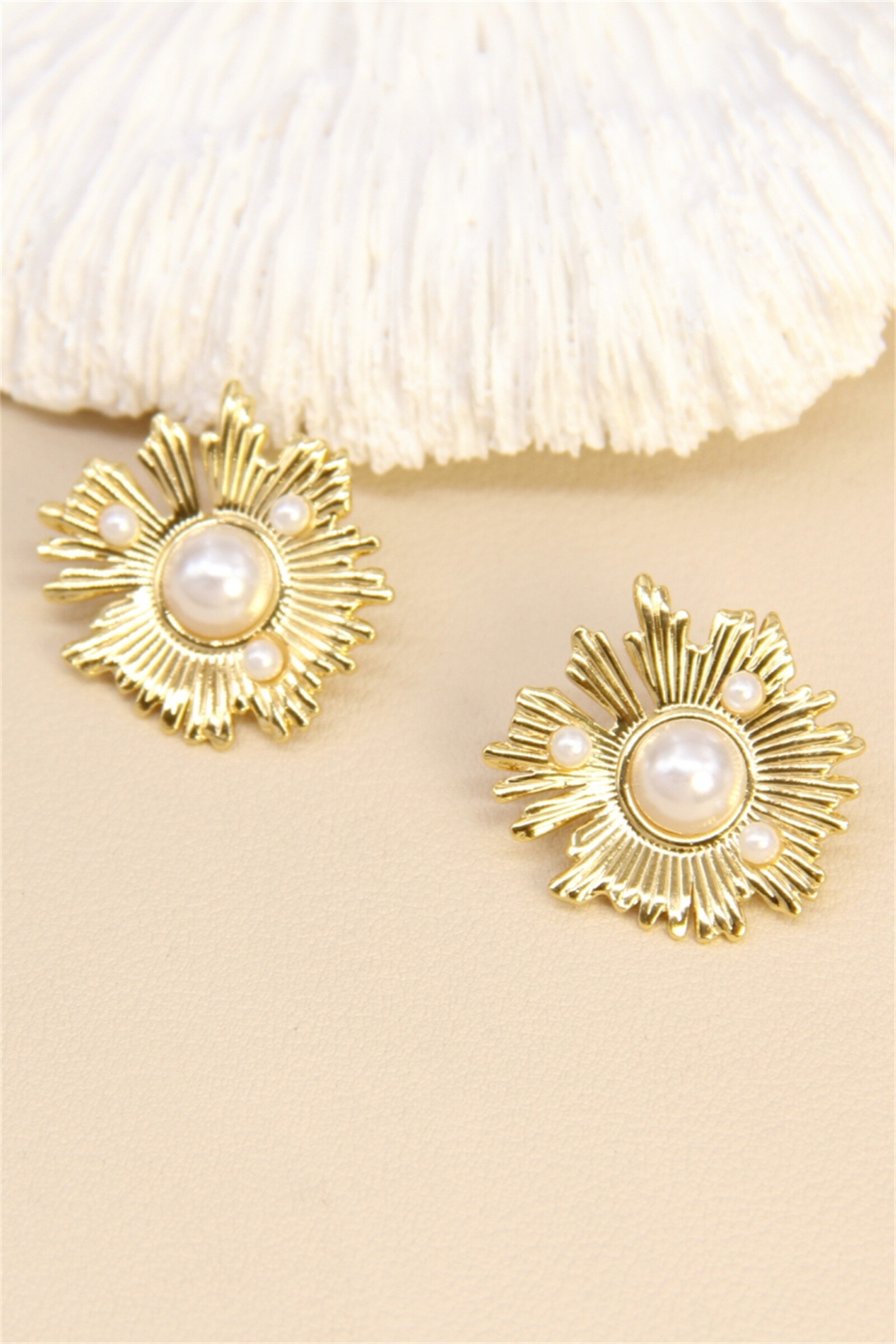Mayorista Bellissima - Pendientes de flor perlados - Acero inoxidable dorado y perlas de imitación