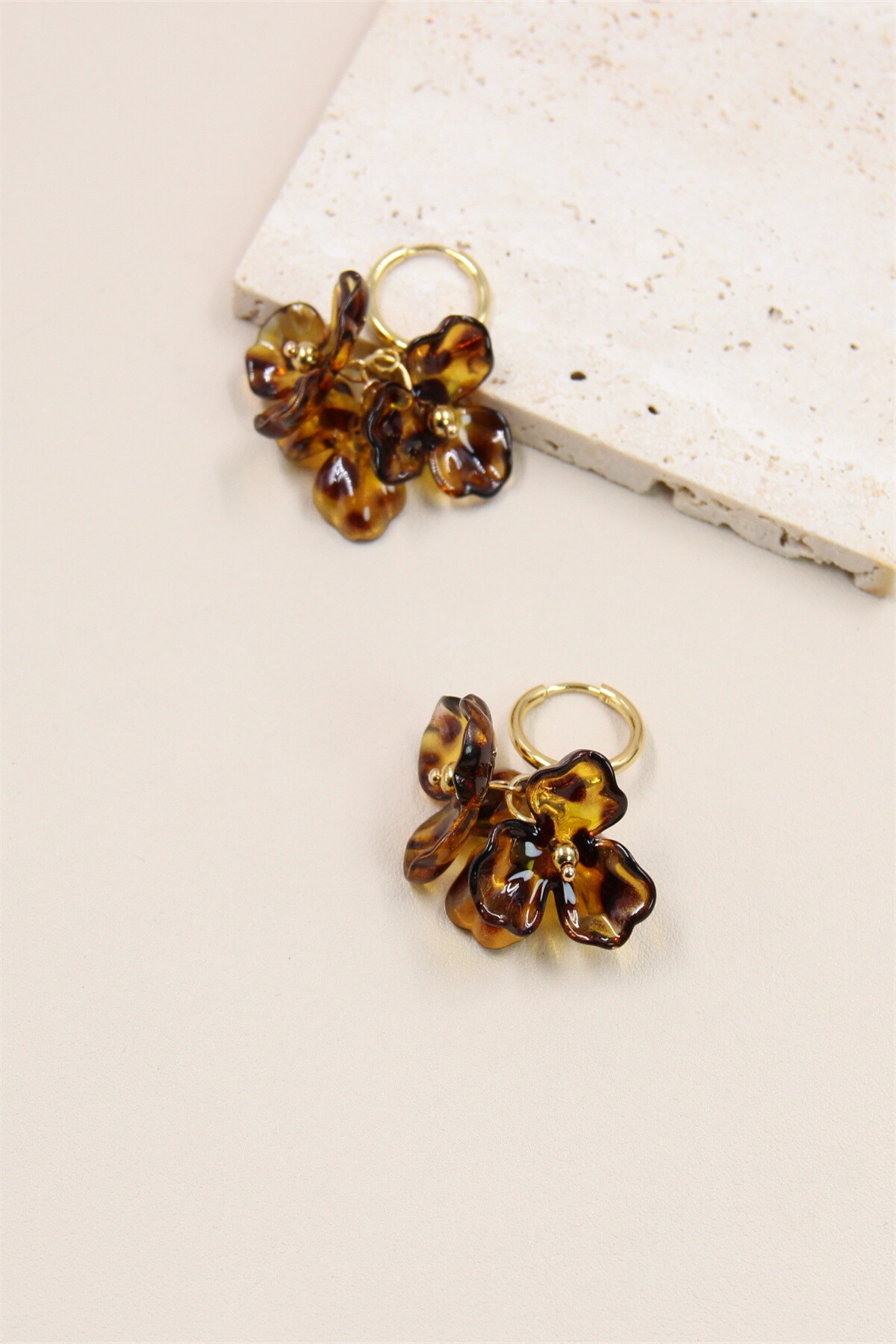 Grossiste Bellissima - Boucles d'Oreilles Fleur Léopard en Résine et Acier Inoxydable