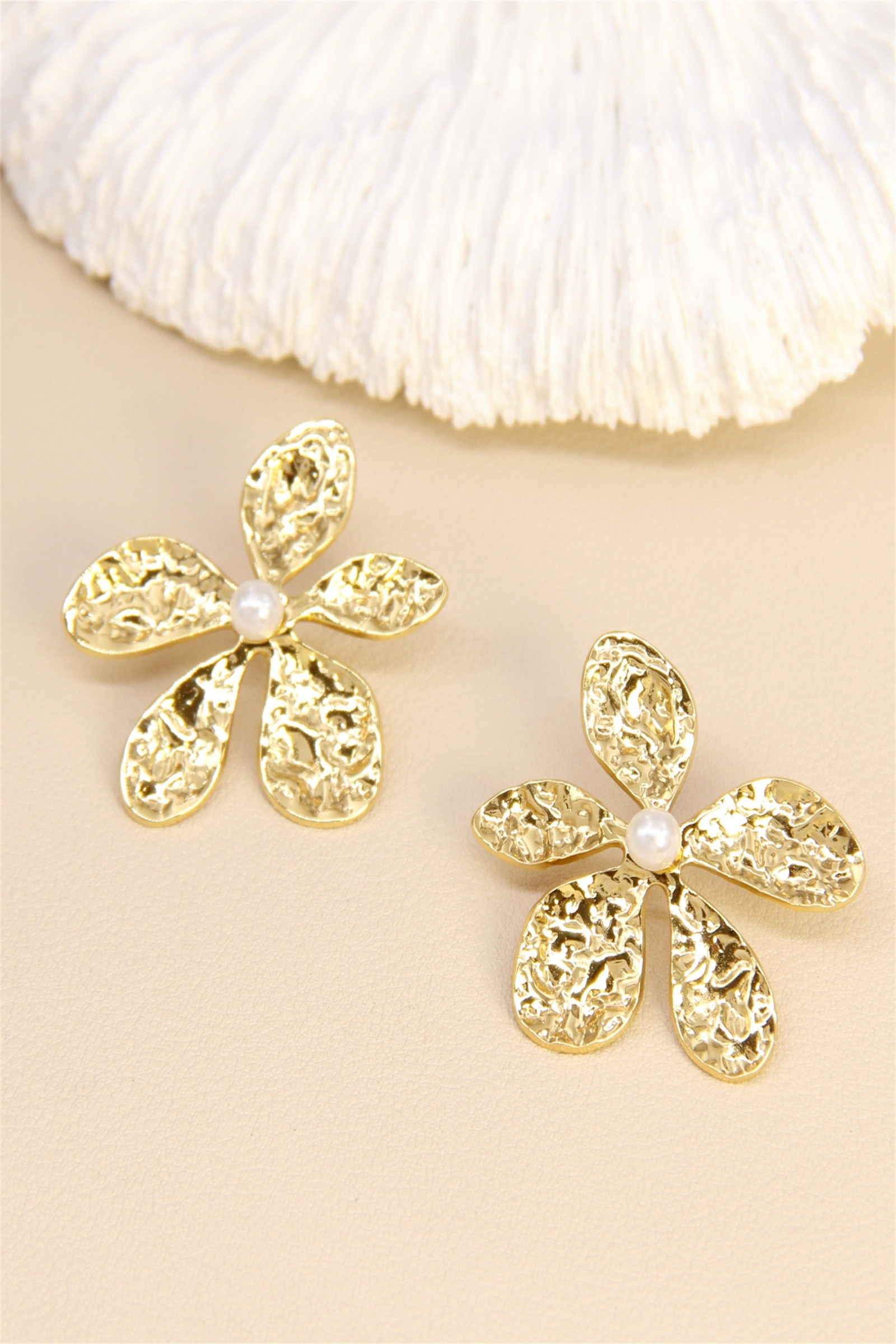 Grossiste Bellissima - Boucles d’oreilles Fleur Martelée – Acier inoxydable doré & perle